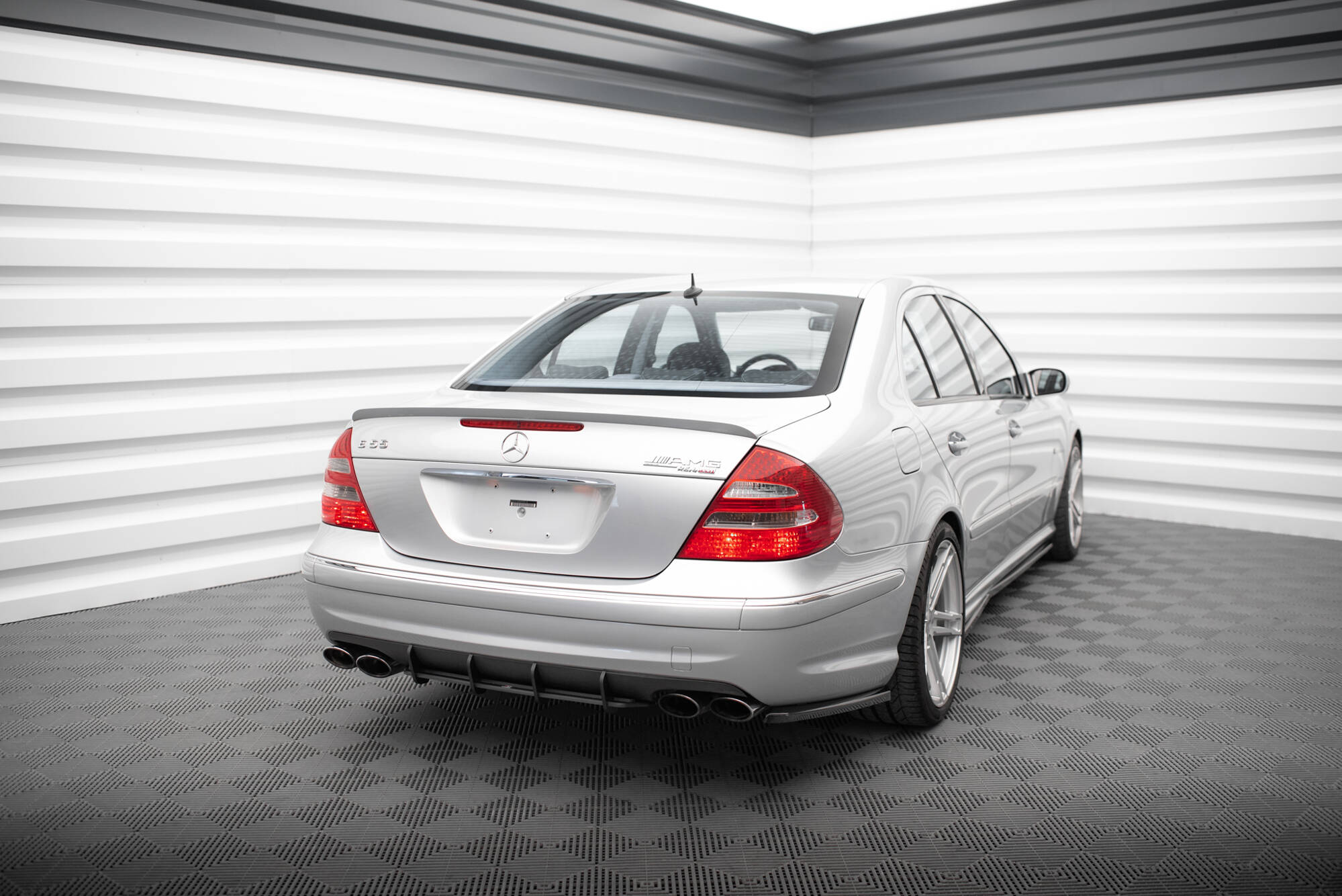Street Pro Heckschürze Heck Ansatz Diffusor passend für Mercedes E 55 AMG W211 schwarz-rot