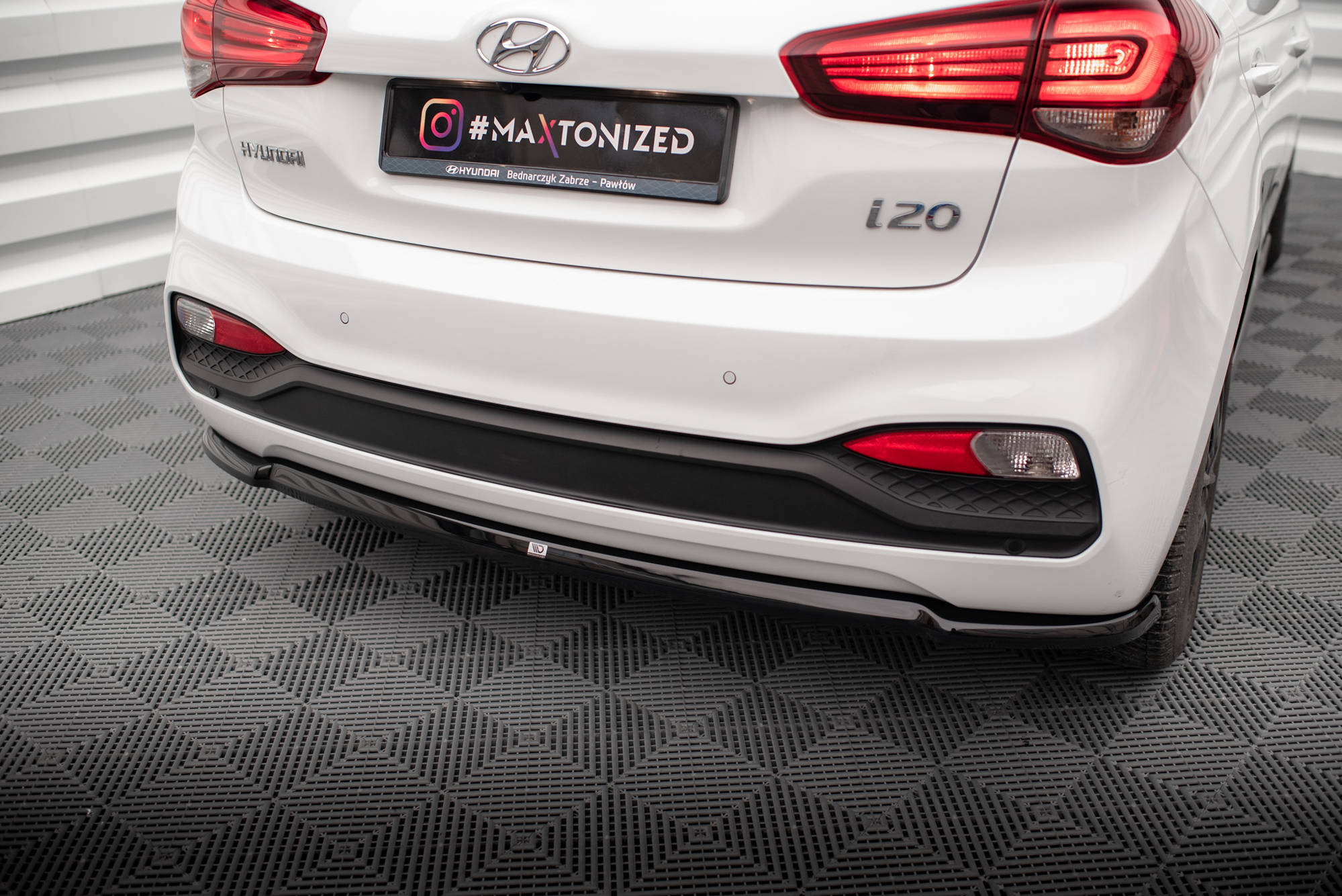 Street+ Mittlerer Diffusor Heck Ansatz passend für Hyundai I20 Mk2 FL schwarz Hochglanz