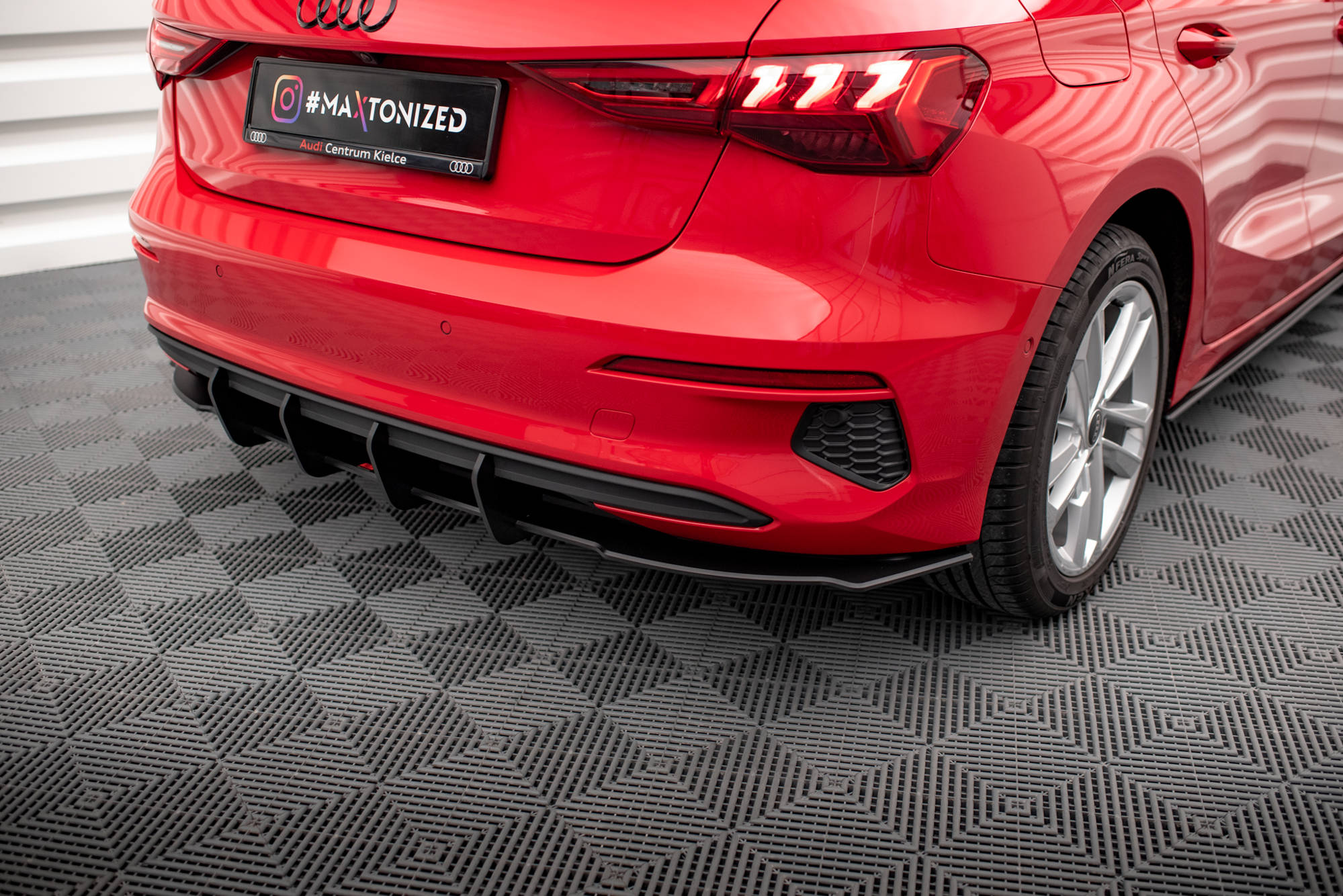 Street Pro Heckschürze Heck Ansatz Diffusor passend für Audi A3 Sportback 8Y schwarz-rot