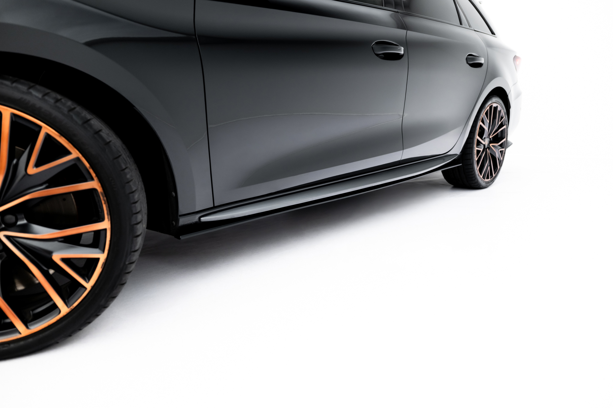 Seitenschweller Ansatz Paar passend für CUPRA Leon ST / Hatchback Aero Mk1 / Mk1 FL roter Kern