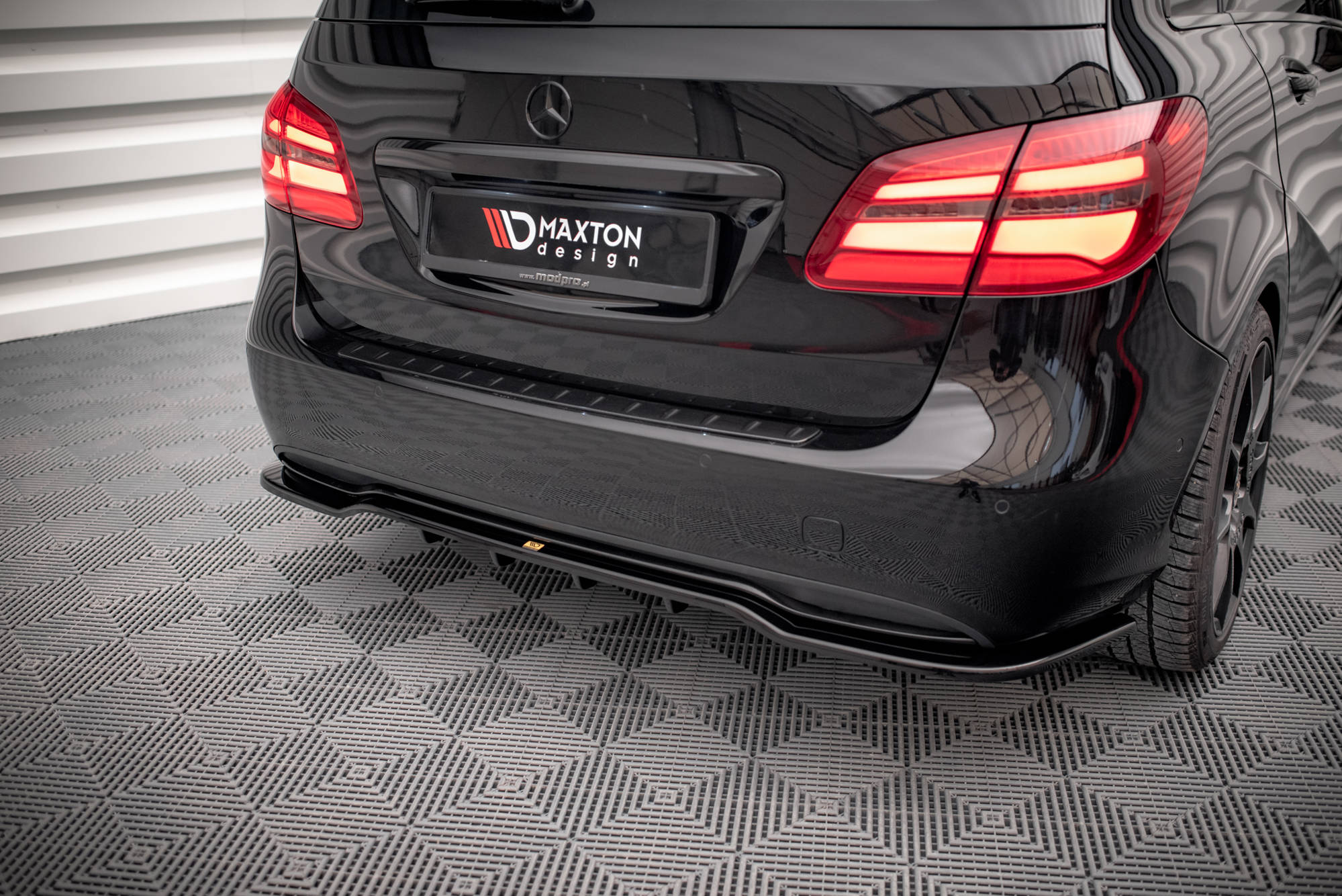 Street+ Mittlerer Diffusor RACE Heck Ansatz passend für Mercedes B W246 FL schwarz Hochglanz