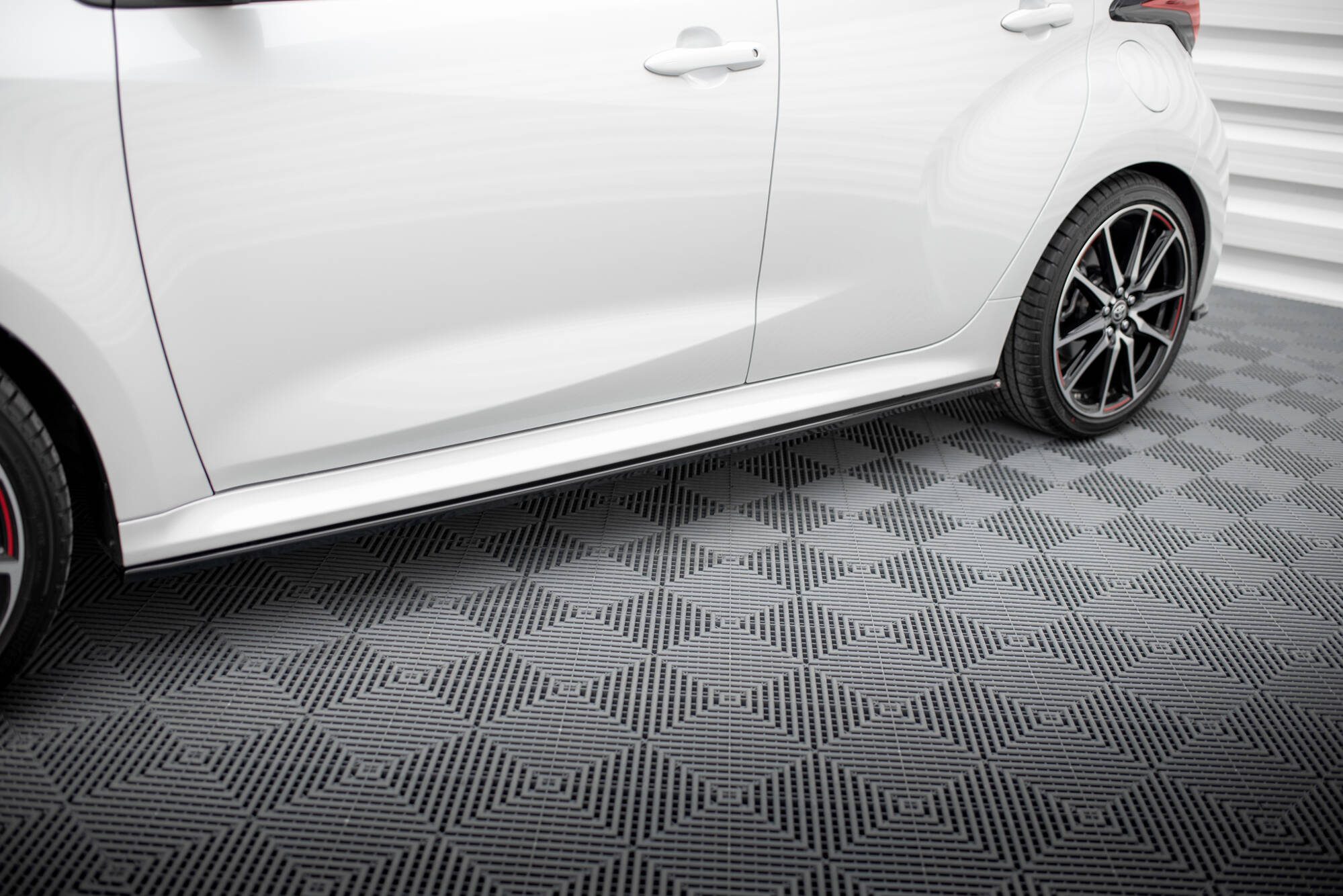 Street+ Seitenschweller Leisten V.2 passend für Toyota Yaris Mk4 schwarz Hochglanz