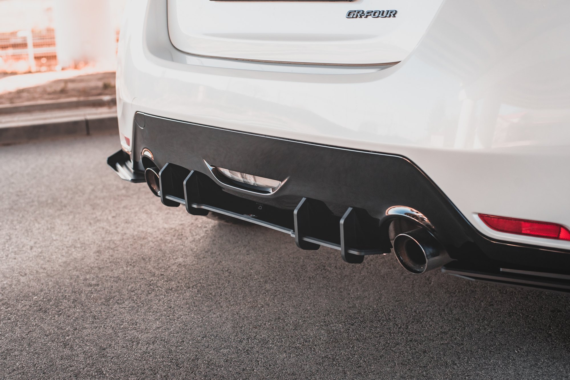 Street Pro Heckschürze Heck Ansatz Diffusor passend für Toyota GR Yaris Mk4 schwarz-rot