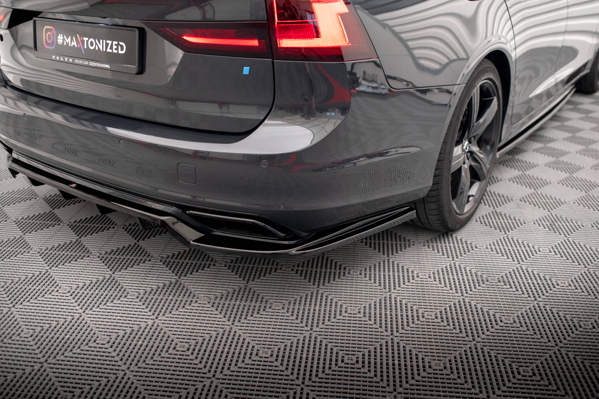 Street+ Mittlerer Diffusor RACE Heck Ansatz passend für Volvo V90 / S90 R-Design Mk2 schwarz Hochglanz