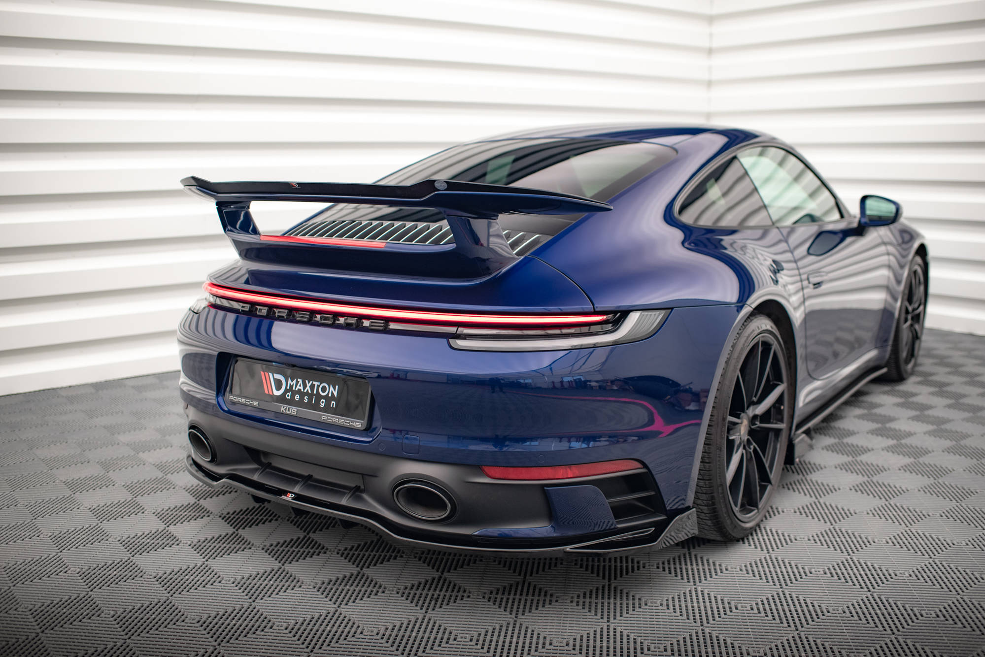 Street+ Mittlerer Diffusor RACE Heck Ansatz V.2 passend für Porsche 911 Carrera Aero / Carrera GTS 992 schwarz Hochglanz