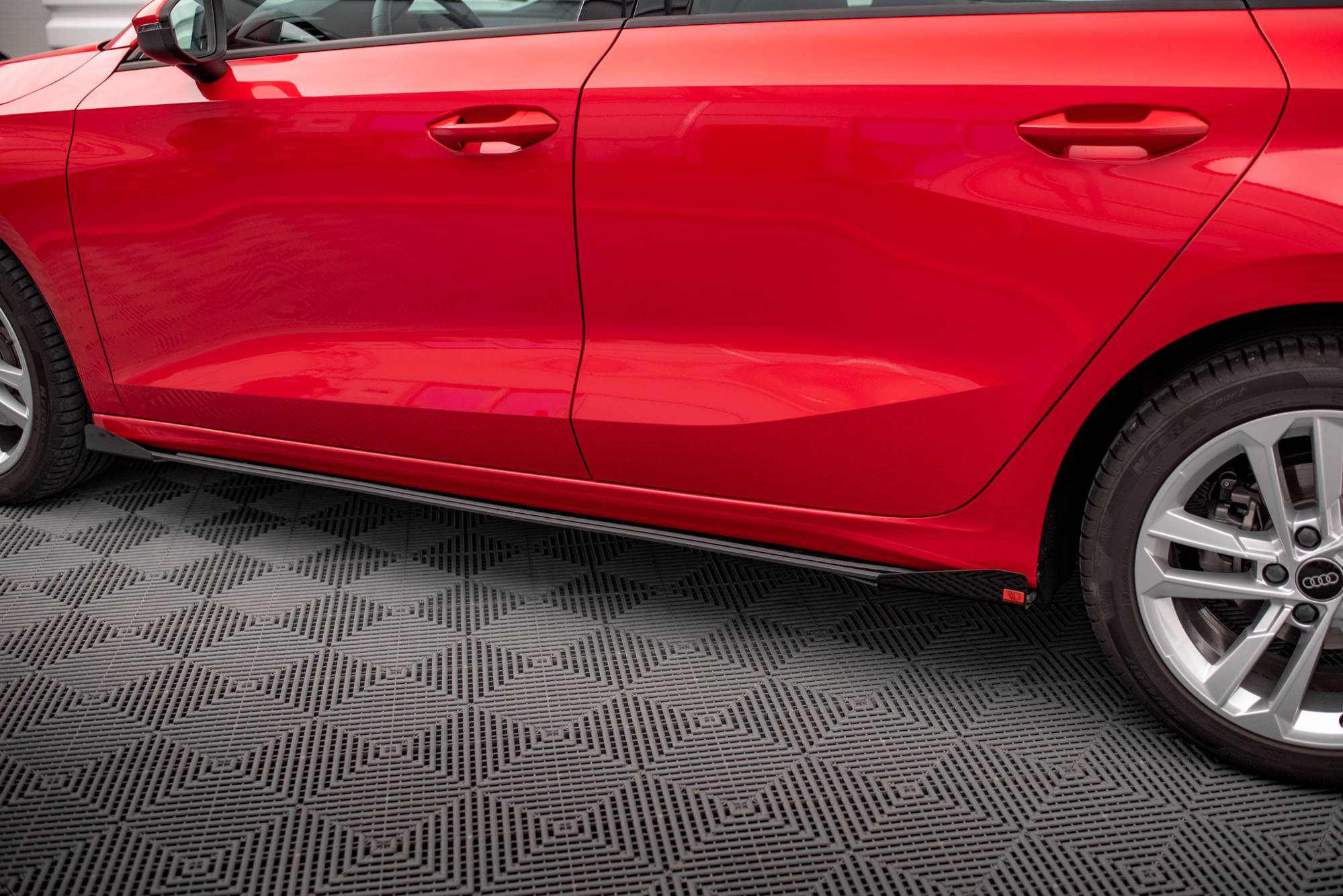Street Pro Seitenschweller Leisten passend für Audi A3 8Y rot+ Hochglanz Flaps