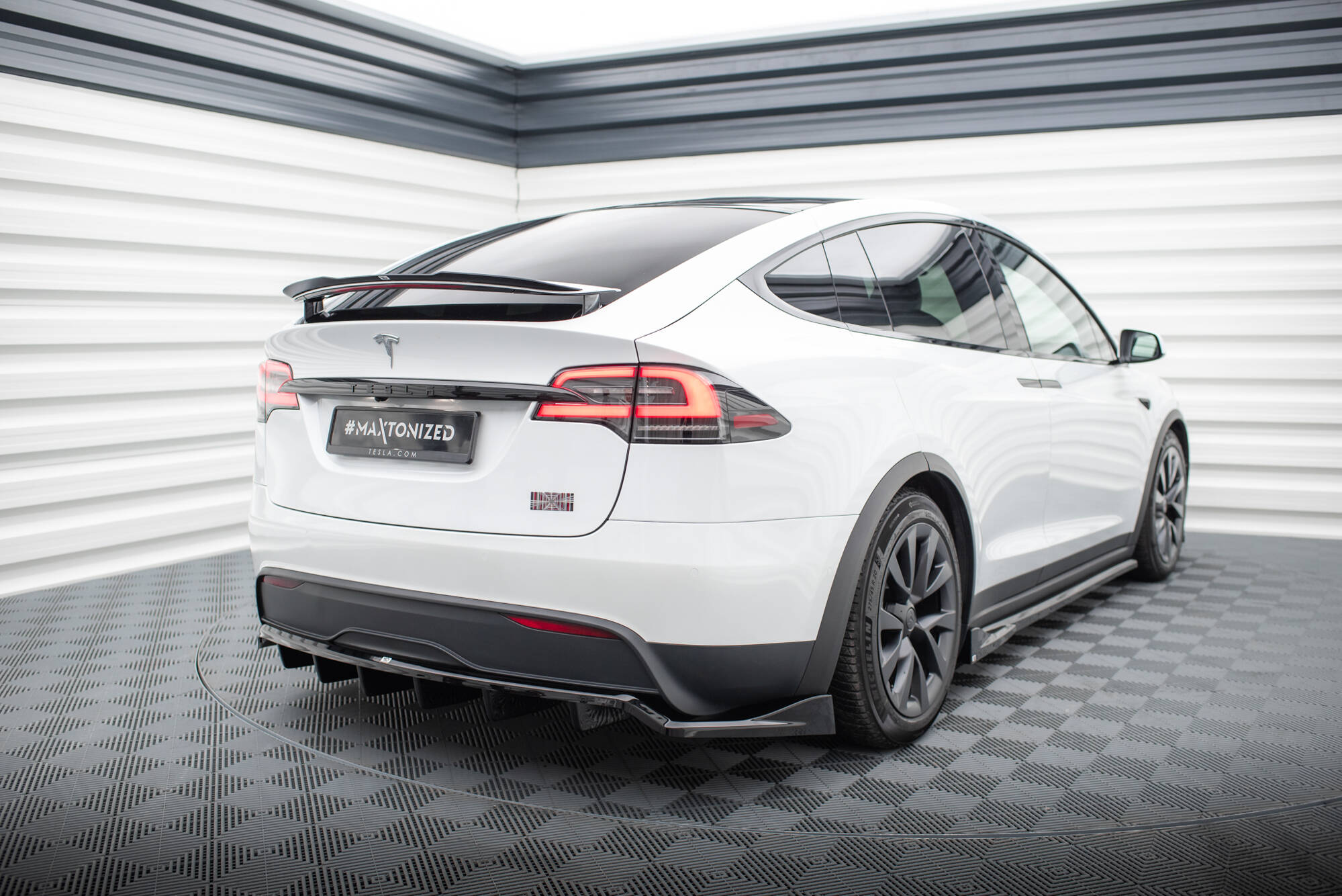 Diffusor Heckansatz passend für Tesla Model X Mk1 FL schwarz Hochglanz