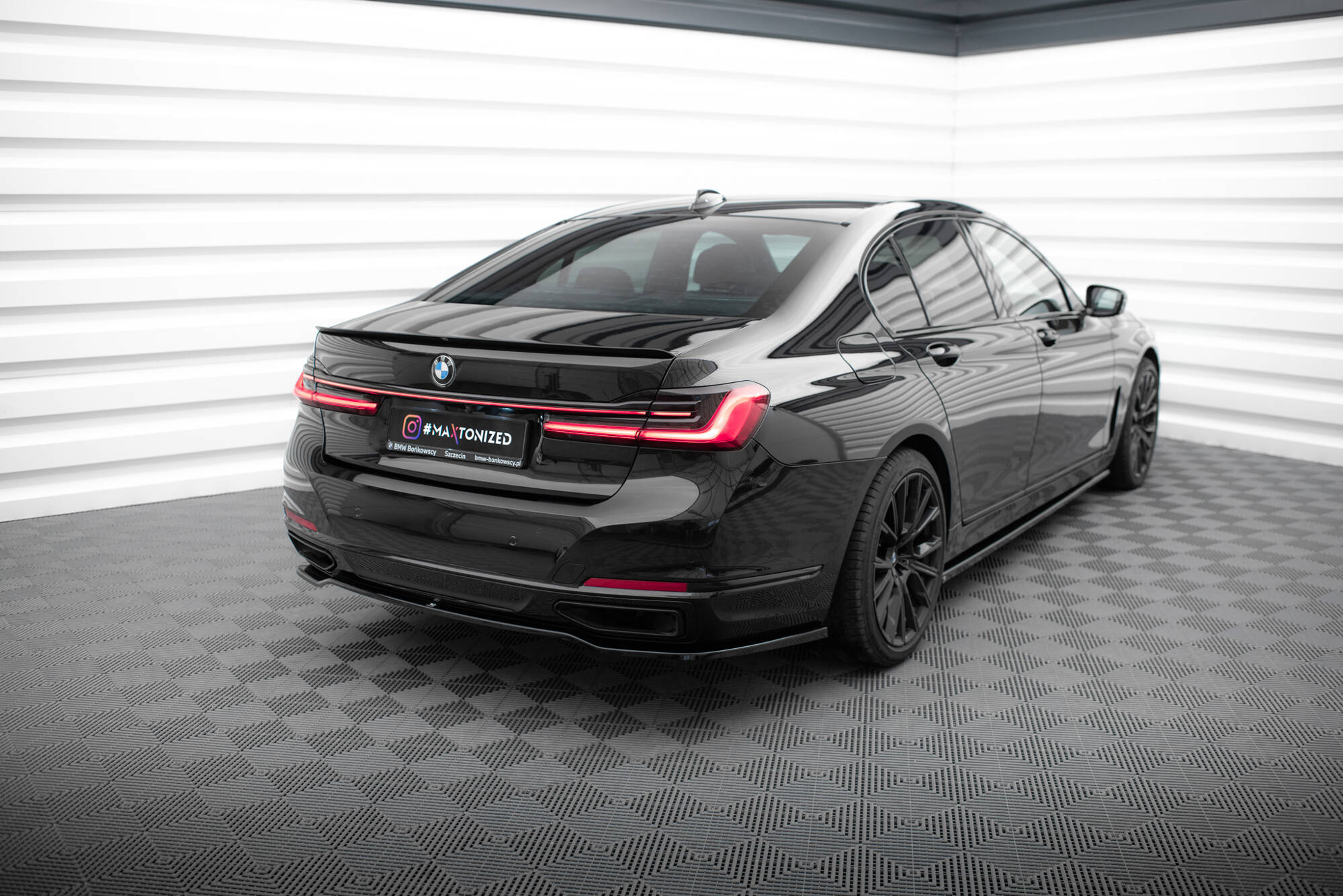 Street+ Mittlerer Diffusor Heck Ansatz passend für BMW 7 G11 / G12 FL schwarz Hochglanz