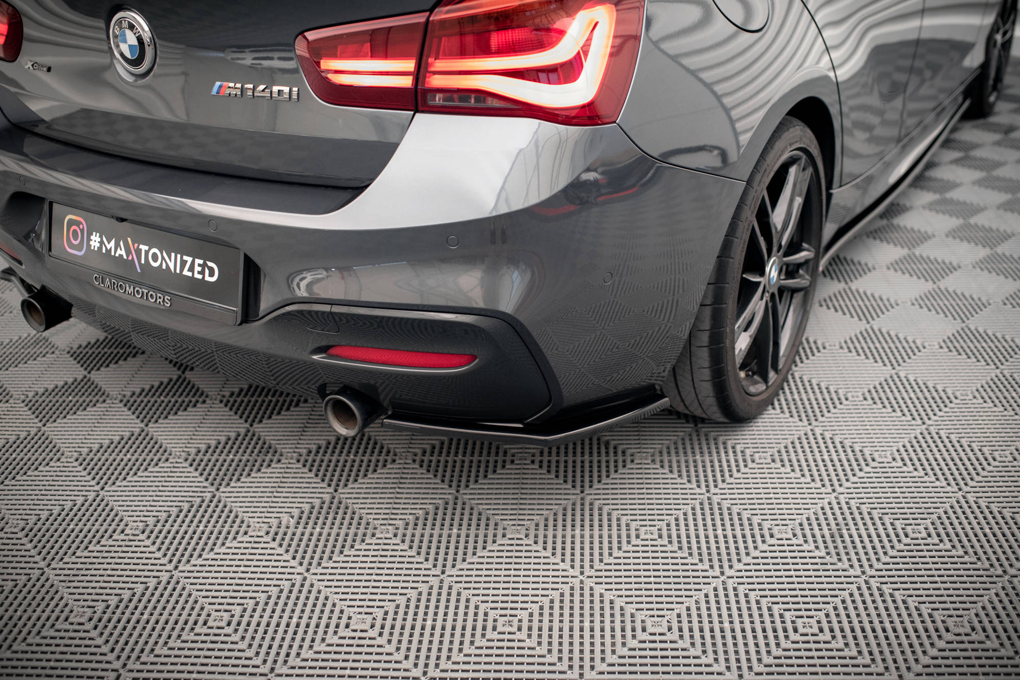 Heck Ansatz Flaps Diffusor für BMW 1er F20/F21 M-Power Facelift schwarz Hochglanz