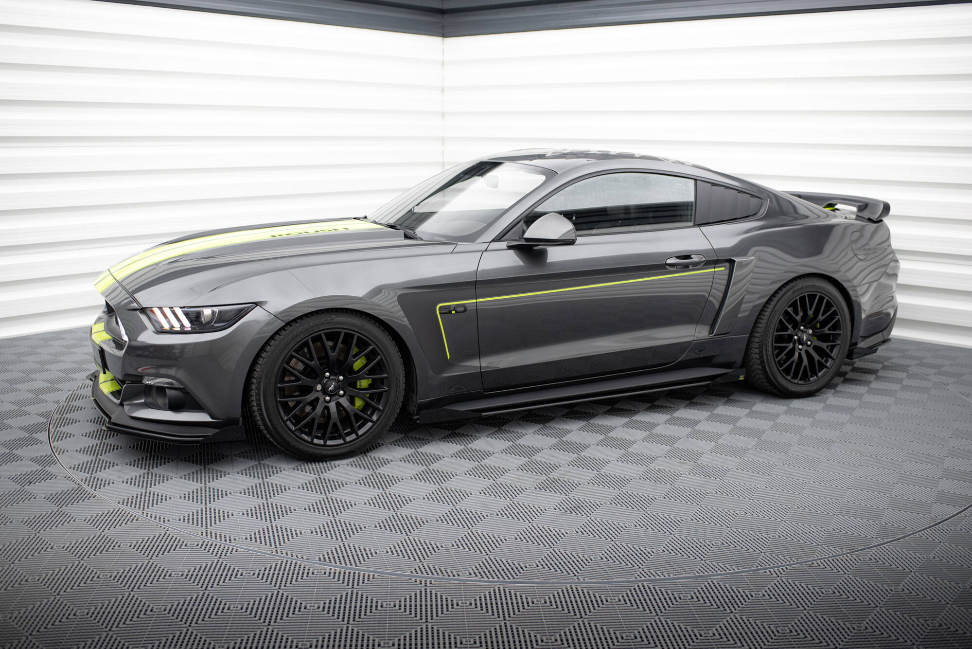 Street Pro Seitenschweller Leisten + Flaps passend für Ford Mustang GT Mk6 schwarz Hochglanz