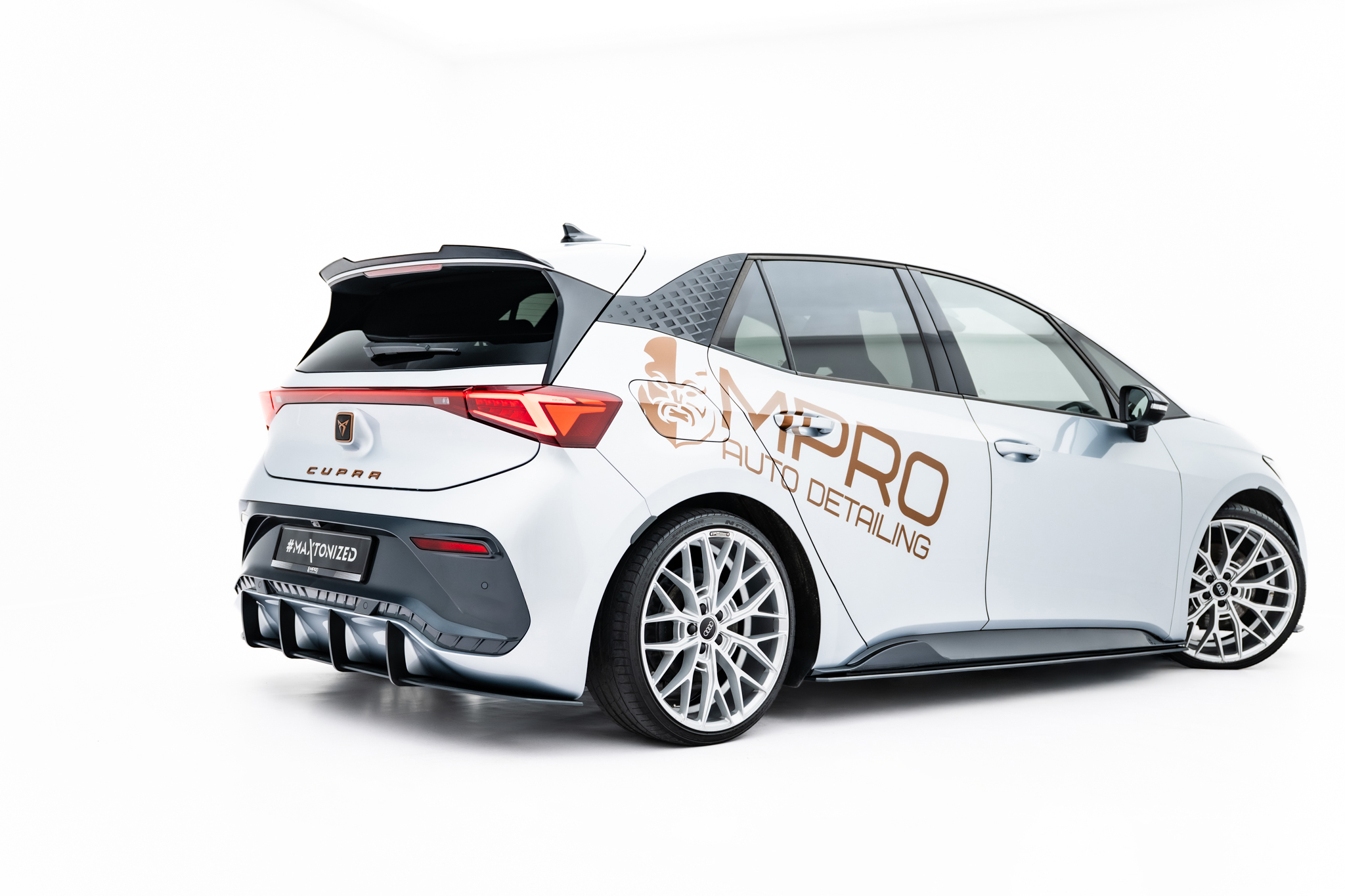 Heckansatz Diffusor passend für CUPRA Born Mk1 schwarz-rot