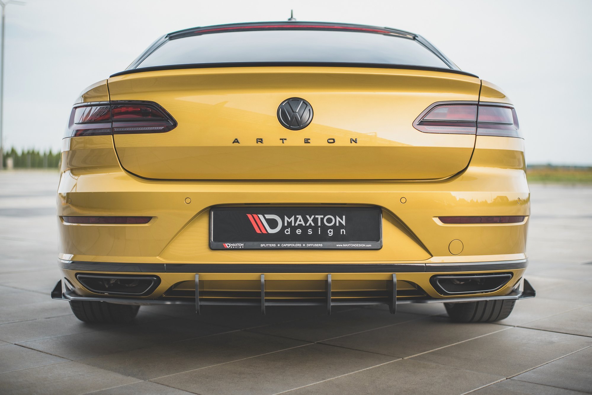 Hintere Seiten Flaps passend für VW Arteon R-Line Limousine / Shooting Brake Mk1 schwarz Hochglanz
