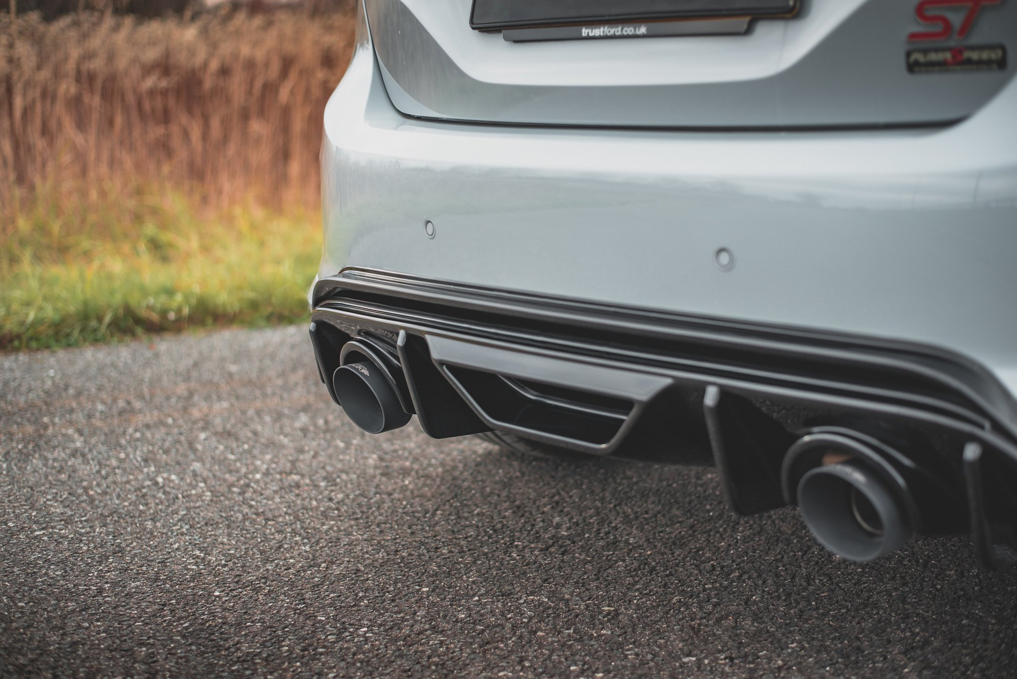 Heckansatz Diffusor passend für Ford Fiesta ST mk8 schwarz Hochglanz+Milltek Sport Endschalldämpfer poliert