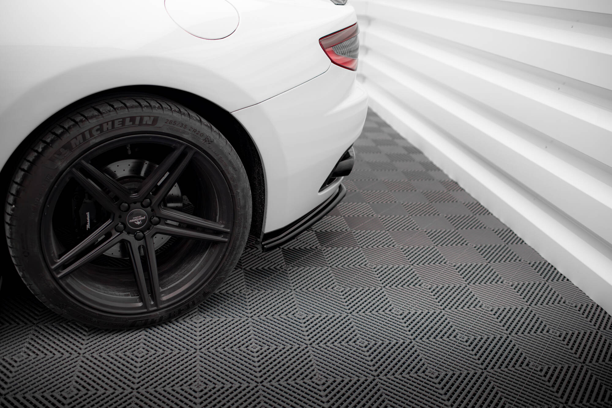 Diffusor Flaps V.2 passend für Maserati Granturismo Mk1 schwarz Hochglanz