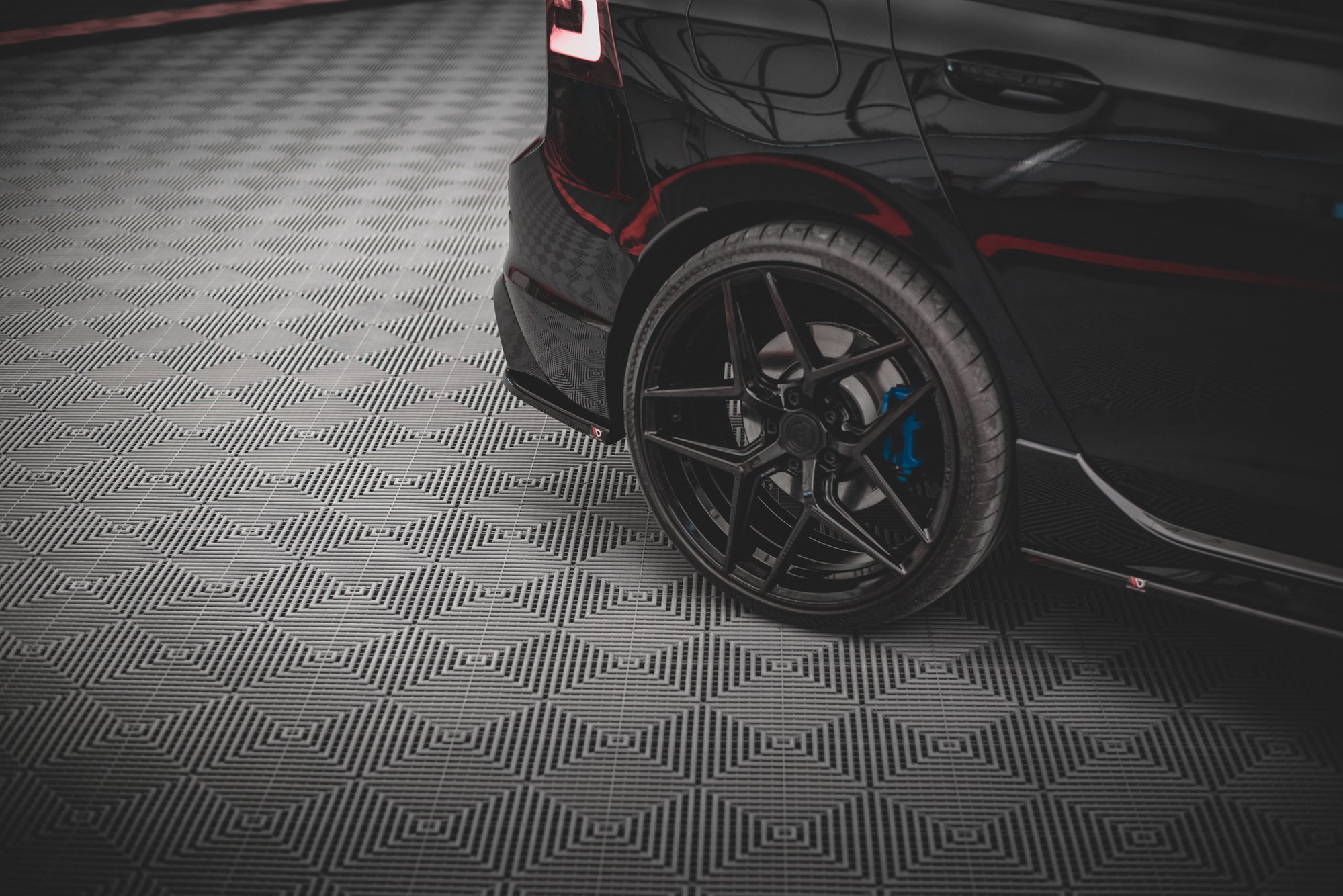 Street+ Heck Ansatz Flaps V.3 passend für VW Golf R Hatchback Mk8 FL schwarz Hochglanz