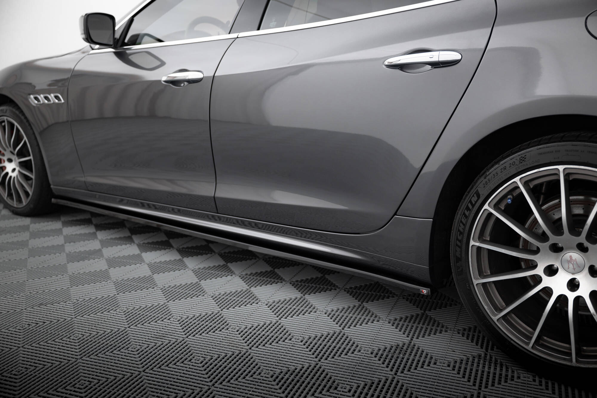 Seitenschweller Ansatz Paar passend für Maserati Quattroporte Mk6 schwarz Hochglanz