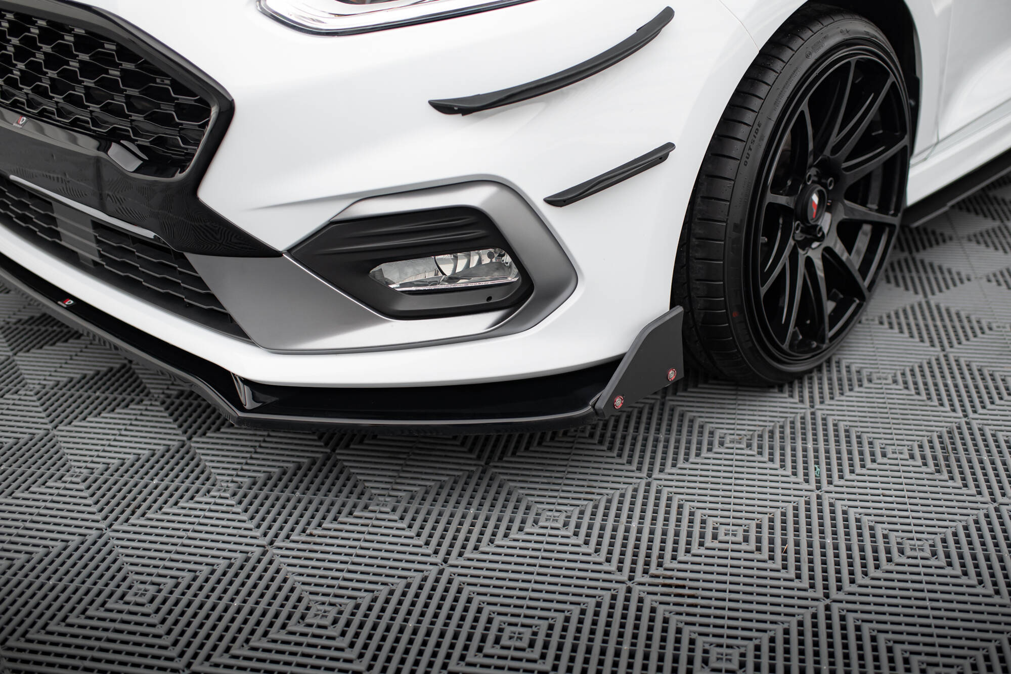 Street+ Spoilerlippe Front Ansatz V.4 + Flaps passend für Ford Fiesta ST / ST-Line