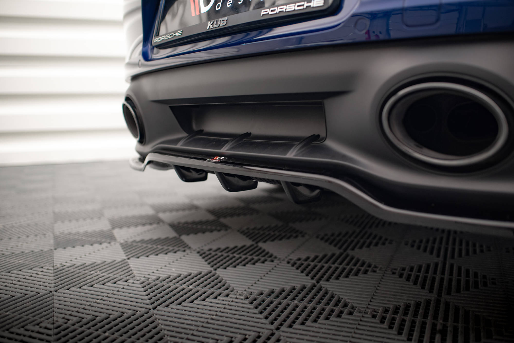 Street+ Mittlerer Diffusor RACE Heck Ansatz V.1 passend für Porsche 911 Carrera Aero / Carrera GTS 992 schwarz Hochglanz