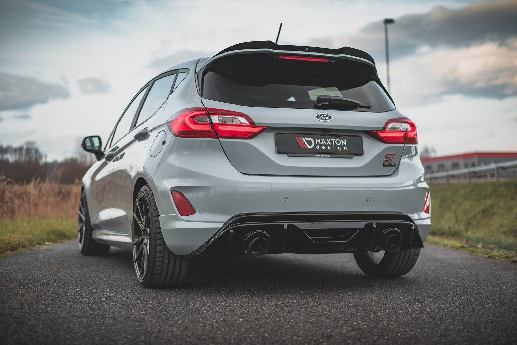 Heckansatz Diffusor passend für Ford Fiesta ST mk8 schwarz Hochglanz+Milltek Sport Endschalldämpfer poliert