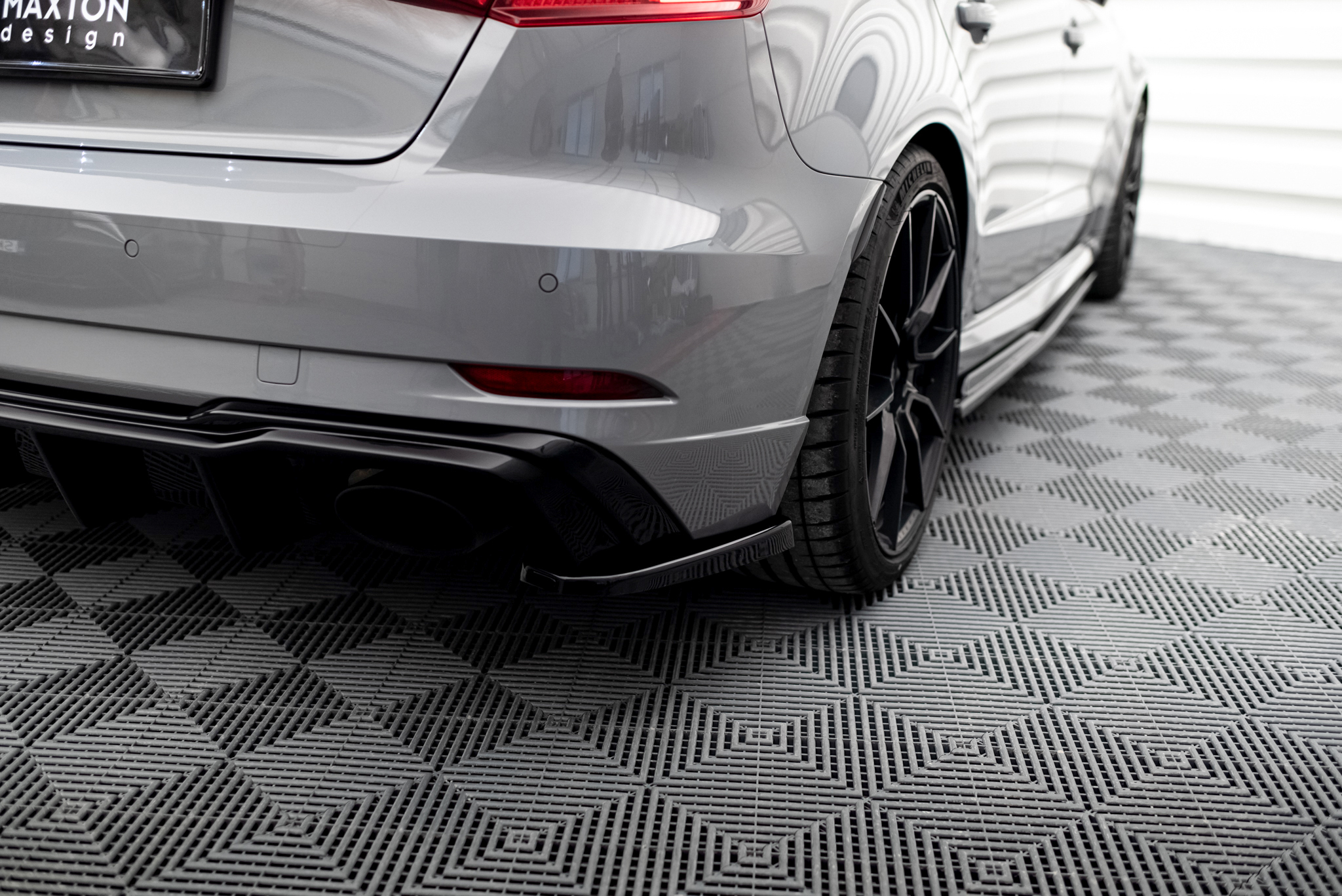 Heck Ansatz Flaps Diffusor V.2 für Audi RS3 8V Sportback Facelift schwarz Hochglanz
