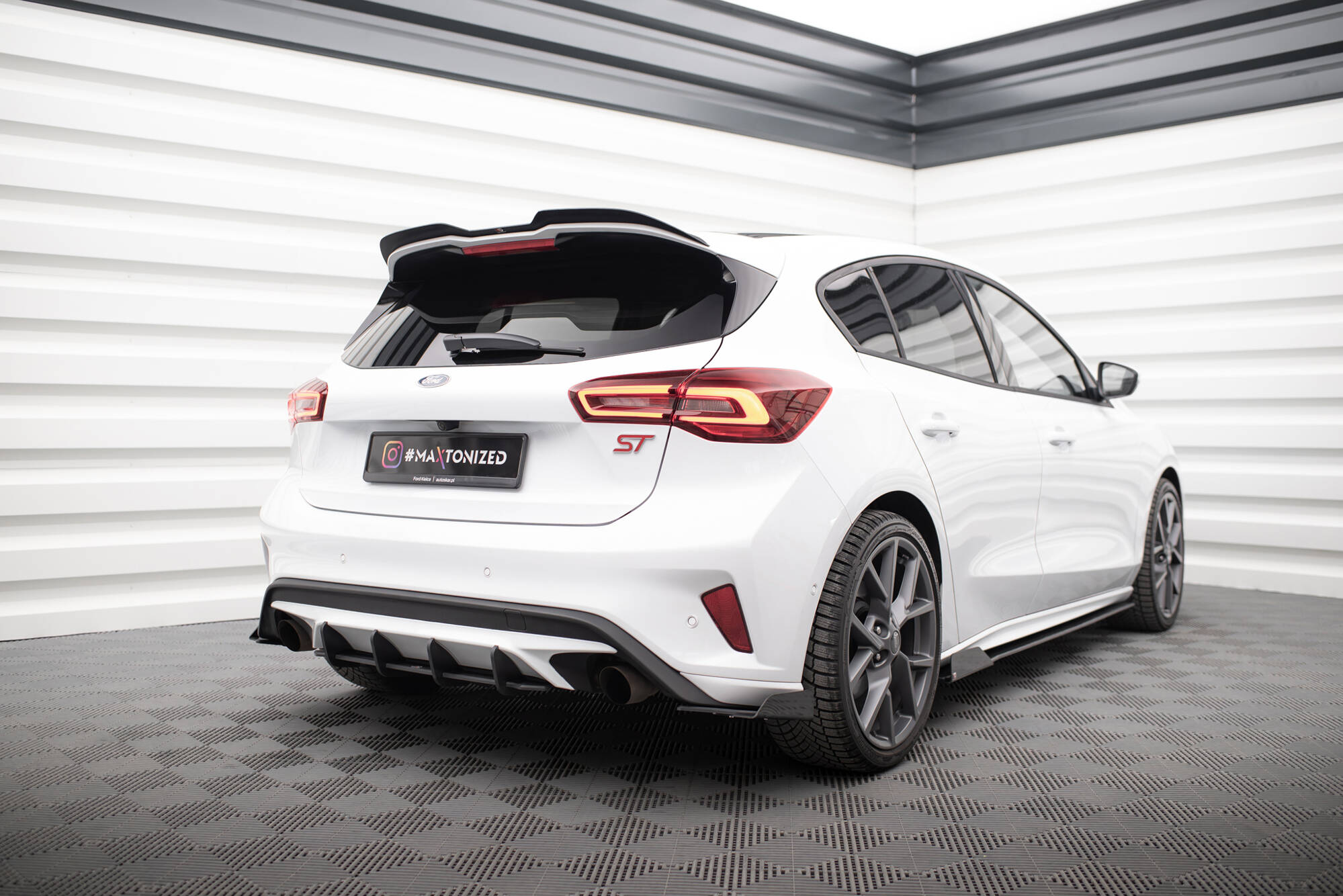 Hintere Seiten Flaps für Ford Focus ST Mk4 schwarz Hochglanz