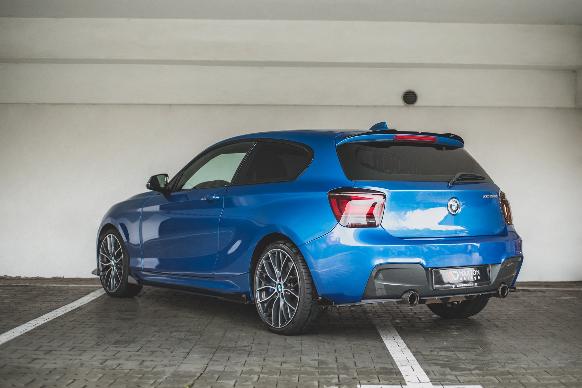 Hintere Seiten Flaps passend für BMW M135i F20 schwarz Hochglanz