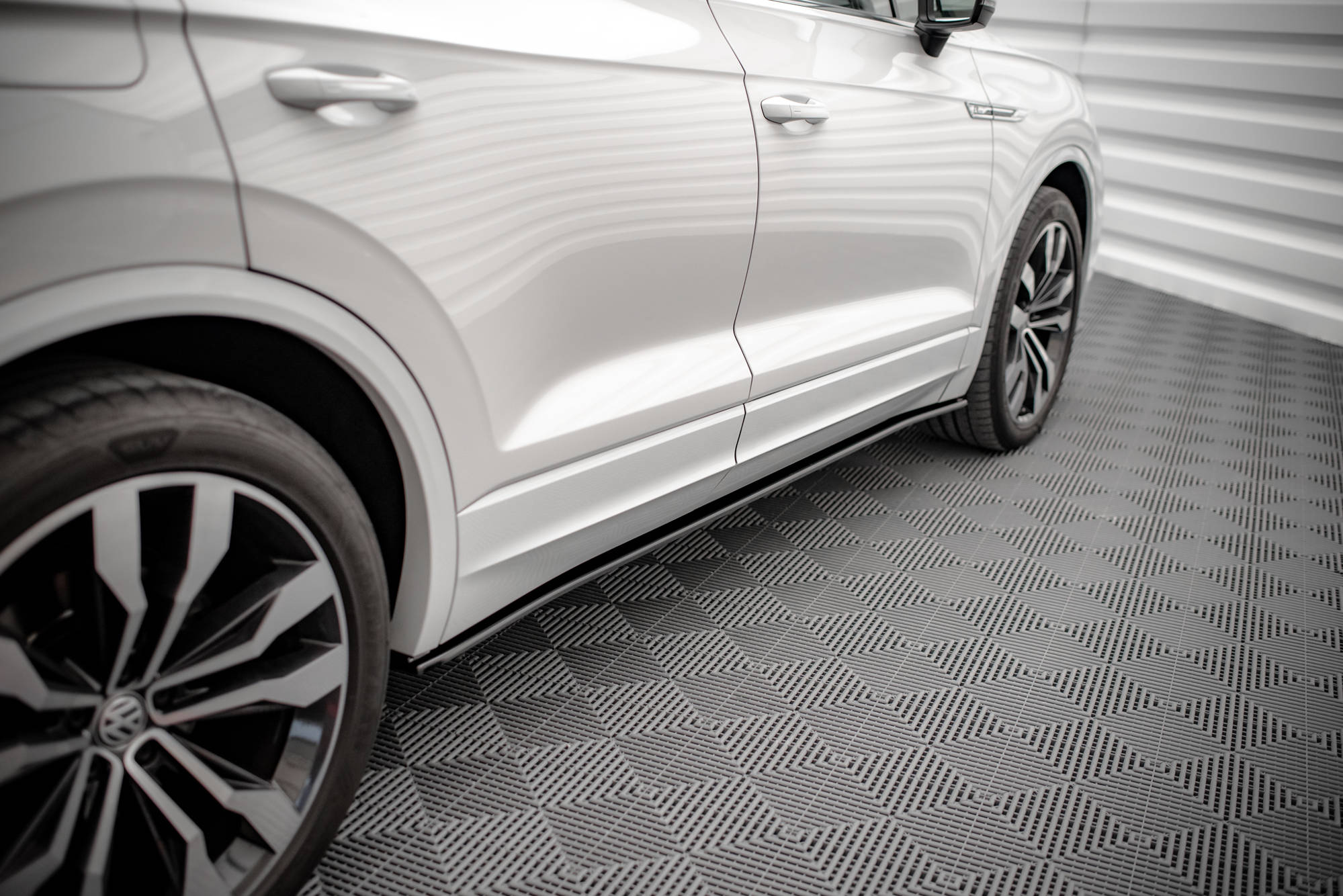 Street+ Seitenschweller Leisten passend für VW Touareg R-line Mk3 schwarz Hochglanz