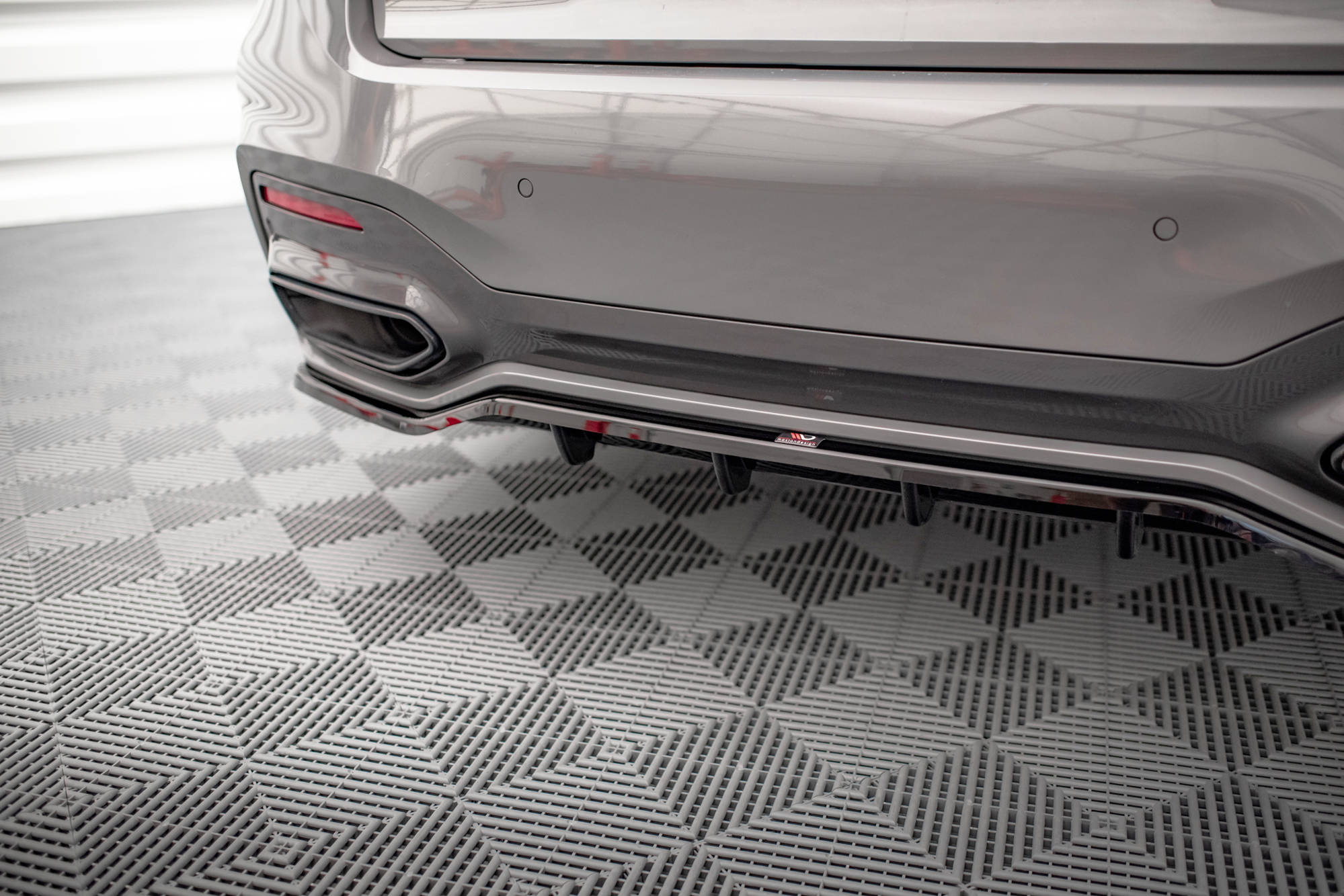 Street+ Mittlerer Diffusor RACE Heck Ansatz V.1 passend für BMW 7 M-Paket G11 / G12 FL schwarz Hochglanz