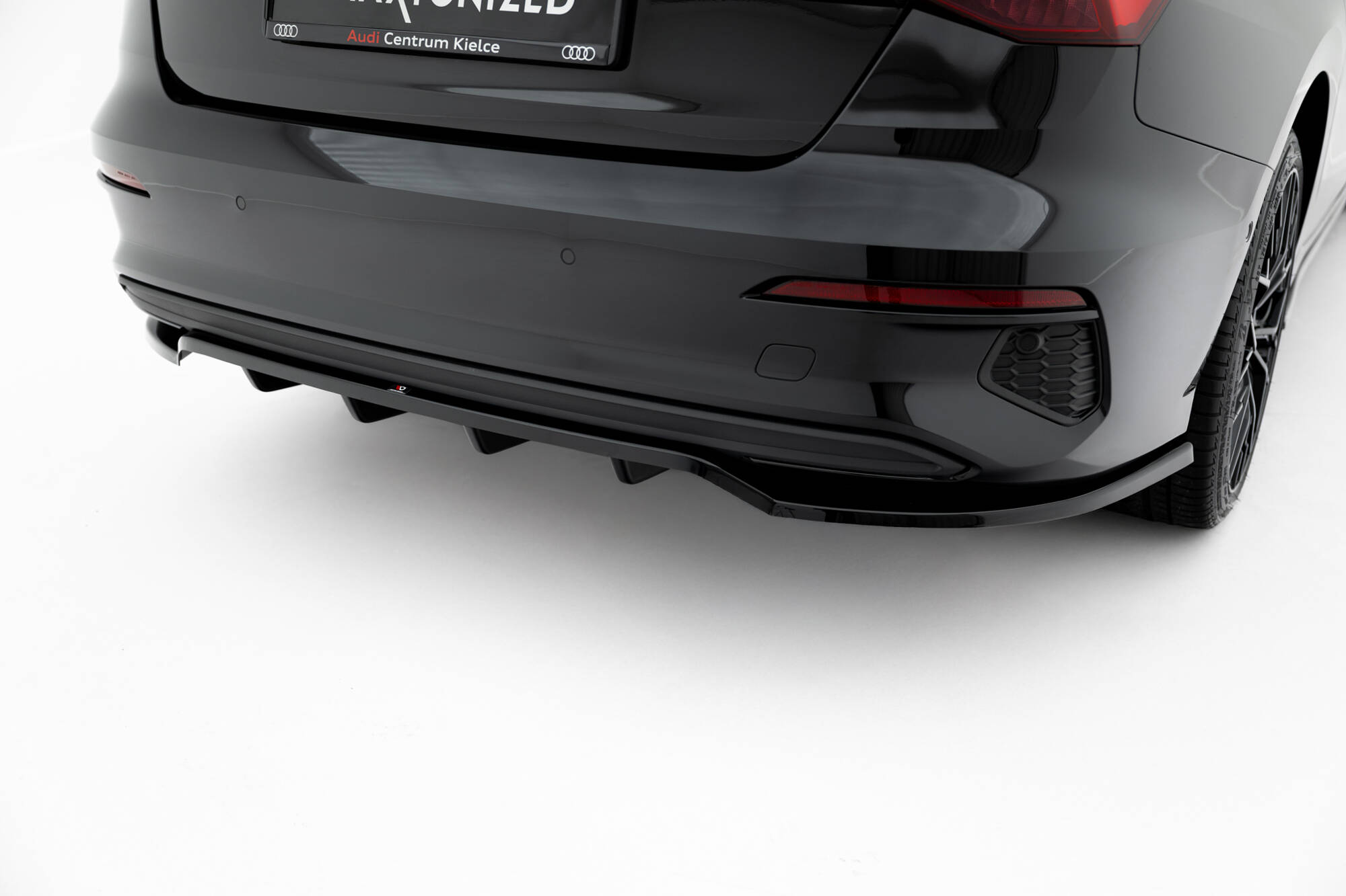 Street+ Mittlerer Diffusor RACE Heck Ansatz passend für Audi A3 Limousine 8Y schwarz Hochglanz