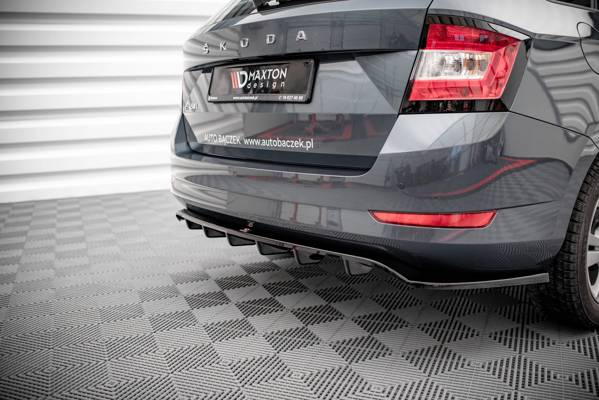 Street+ Mittlerer Diffusor RACE Heck Ansatz passend für Skoda Fabia Combi Mk3 FL schwarz Hochglanz