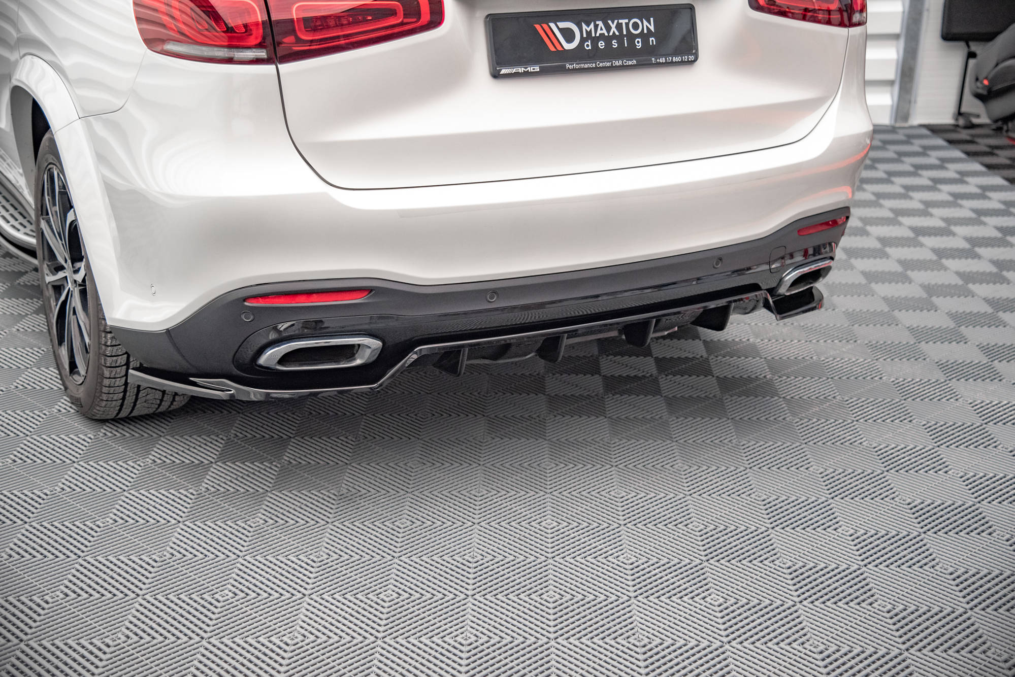 Street+ Mittlerer Diffusor RACE Heck Ansatz V.1 passend für Mercedes GLS AMG-Line X167 schwarz Hochglanz