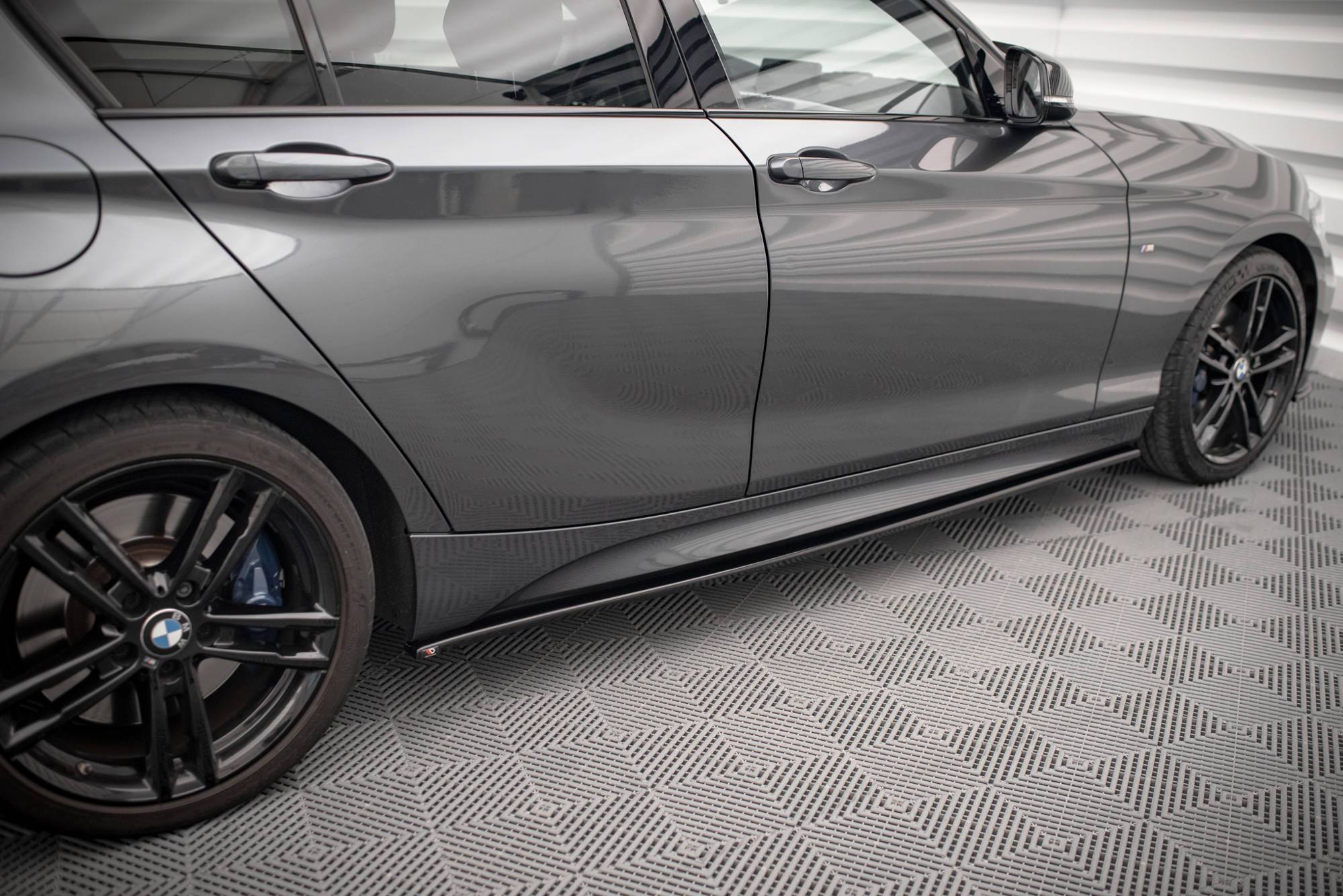 Street+ Seitenschweller Leisten V.1 passend für BMW 1er F20 M135i / M140i / M-Paket schwarz Hochglanz
