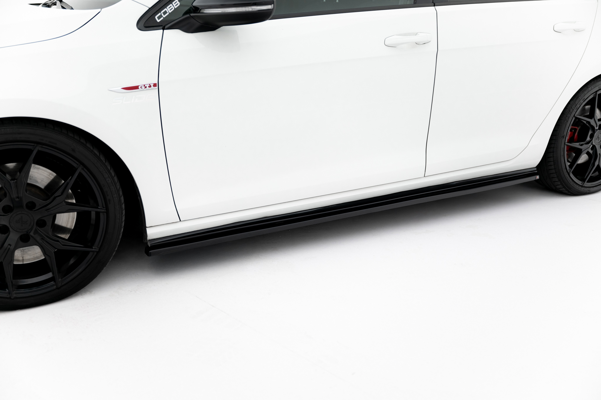 Seitenschweller Ansatz V.2 für VW Golf GTI / GTD Mk7 / Mk7 Facelift verengen schwarz Hochglanz