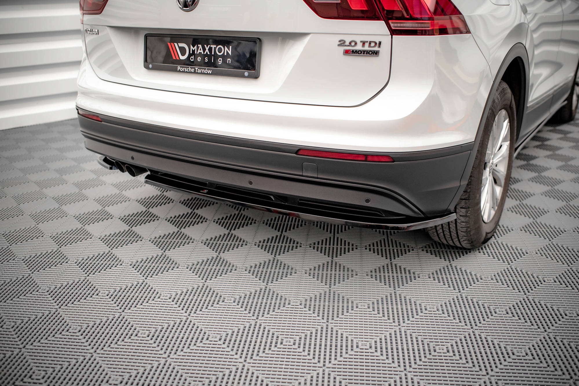 Street+ Heck Ansatz Flaps V.1 passend für VW Tiguan Mk2 schwarz Hochglanz