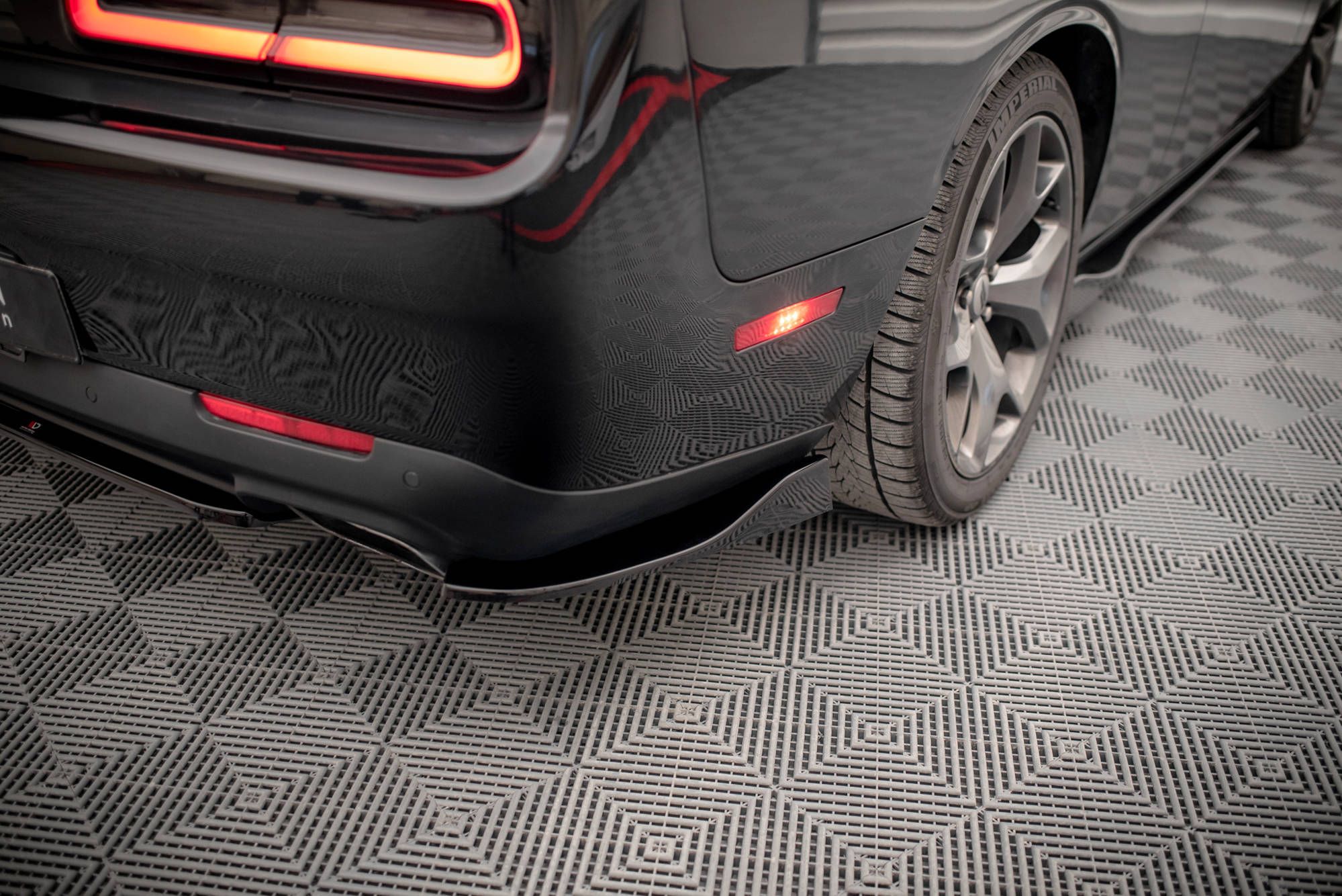 Street+ Heck Ansatz Flaps passend für Dodge Challenger GT Mk3 FL schwarz Hochglanz