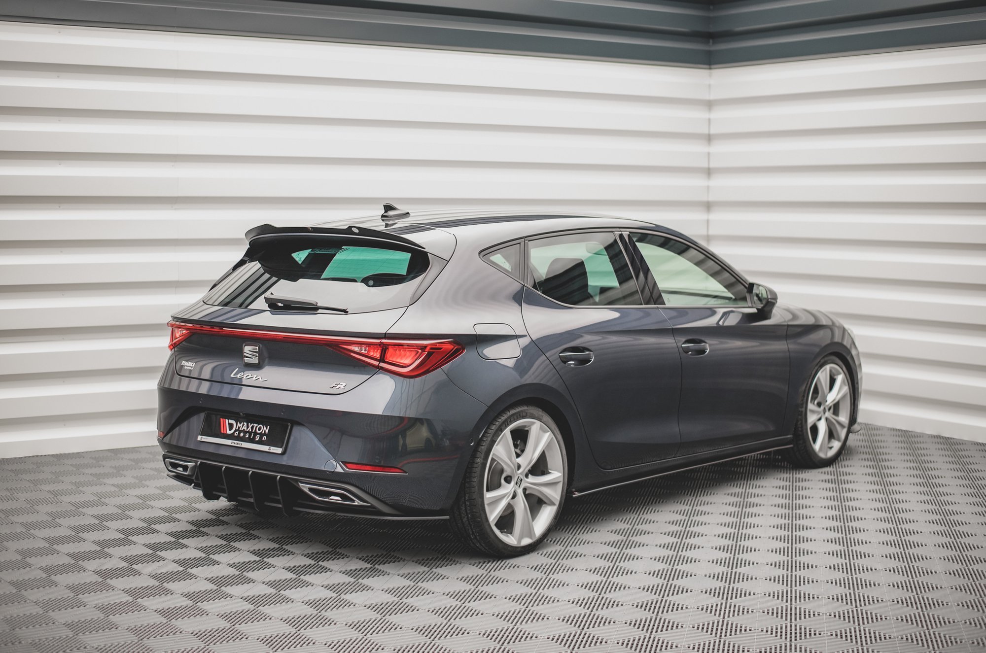 Street Pro Heck Ansatz Diffusor + Flaps passend für Seat Leon FR Hatchback Mk4 schwarz-rot