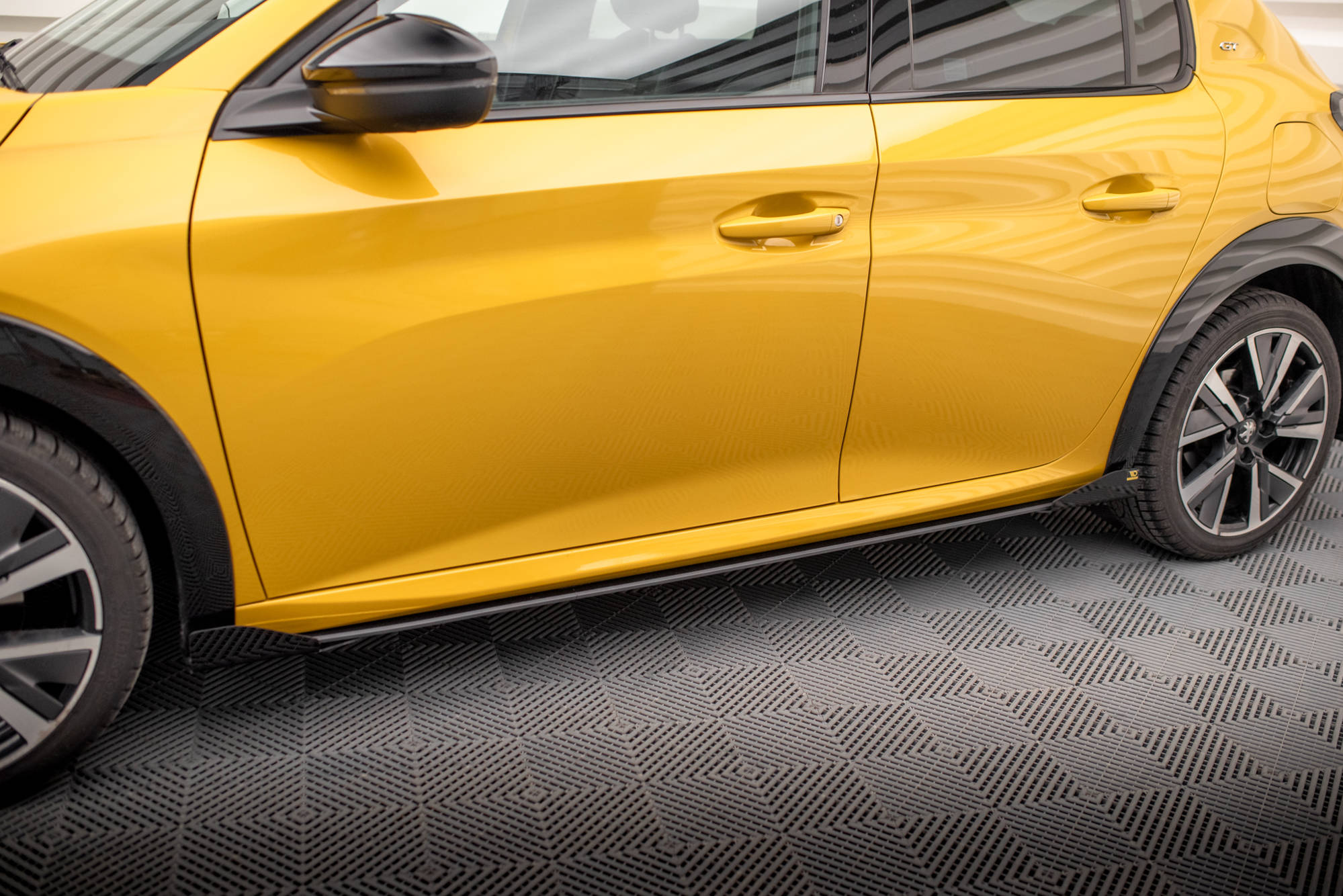 Street Pro Seitenschweller Leisten passend für Peugeot 208 GT Mk2 rot+ Hochglanz Flaps