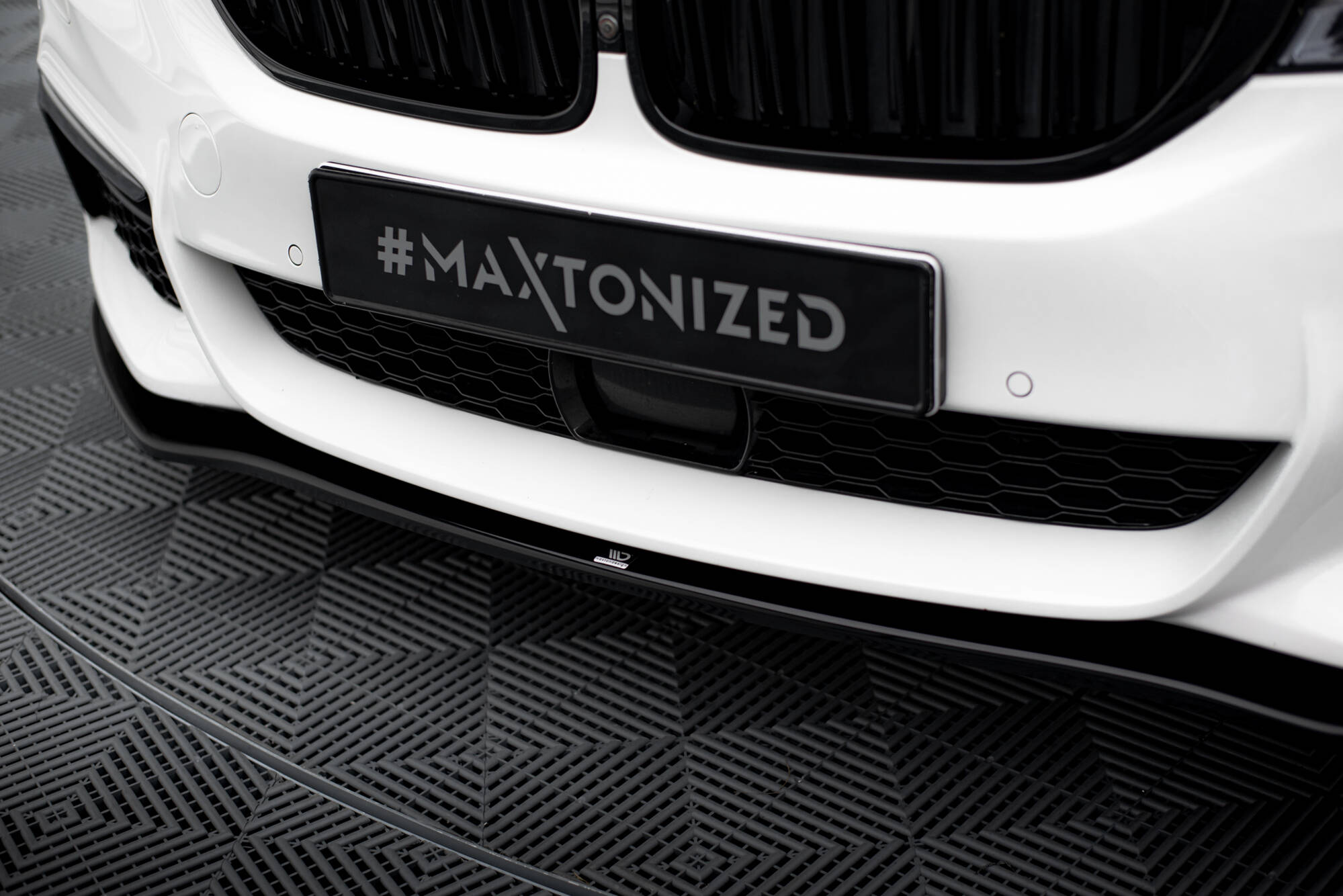 Front Ansatz V.2 für BMW 5er M-Paket / M550d / M550i G30/ G31 M-Paket schwarz Hochglanz