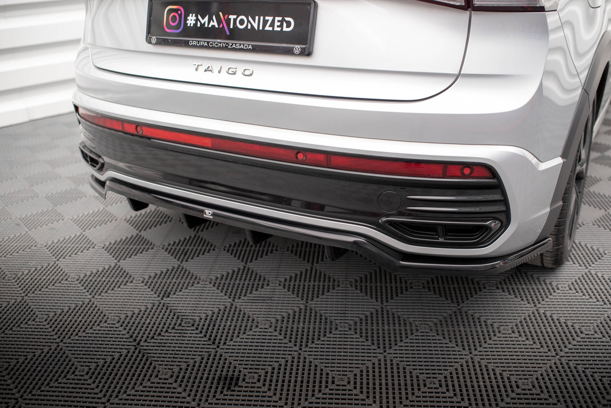 Street+ Mittlerer Diffusor RACE Heck Ansatz passend für VW Taigo R-Line Mk1 schwarz Hochglanz
