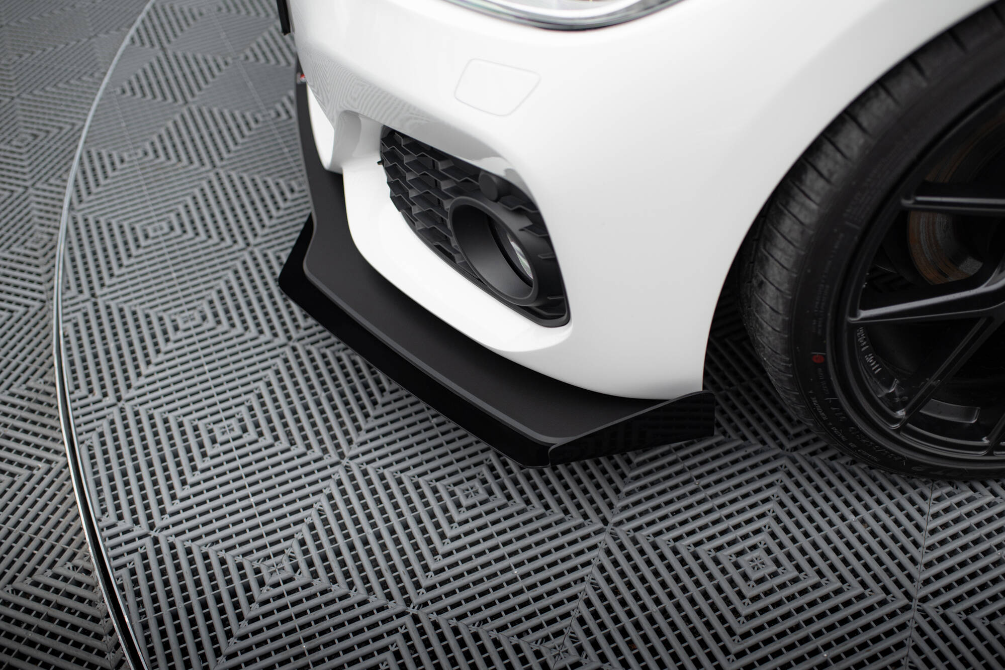 Street Pro Spoilerlippe Front Ansatz V.3 + Flaps passend für BMW 1er F20 M-Paket FL / M140i schwarz Hochglanz