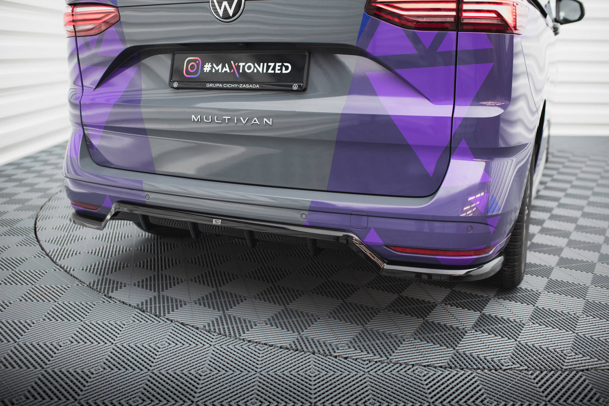 Street+ Mittlerer Diffusor RACE Heck Ansatz passend für VW Multivan T7 schwarz Hochglanz