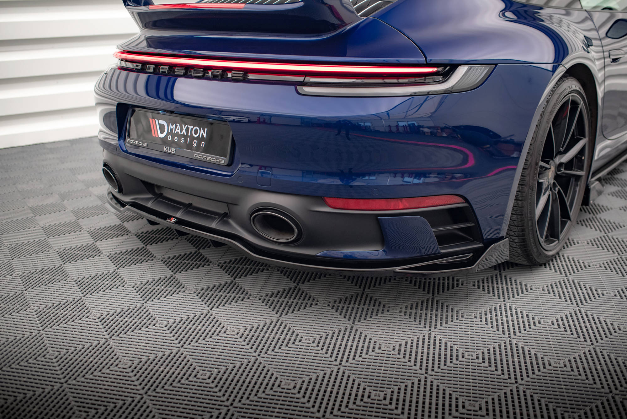Street+ Mittlerer Diffusor RACE Heck Ansatz V.2 passend für Porsche 911 Carrera Aero / Carrera GTS 992 schwarz Hochglanz
