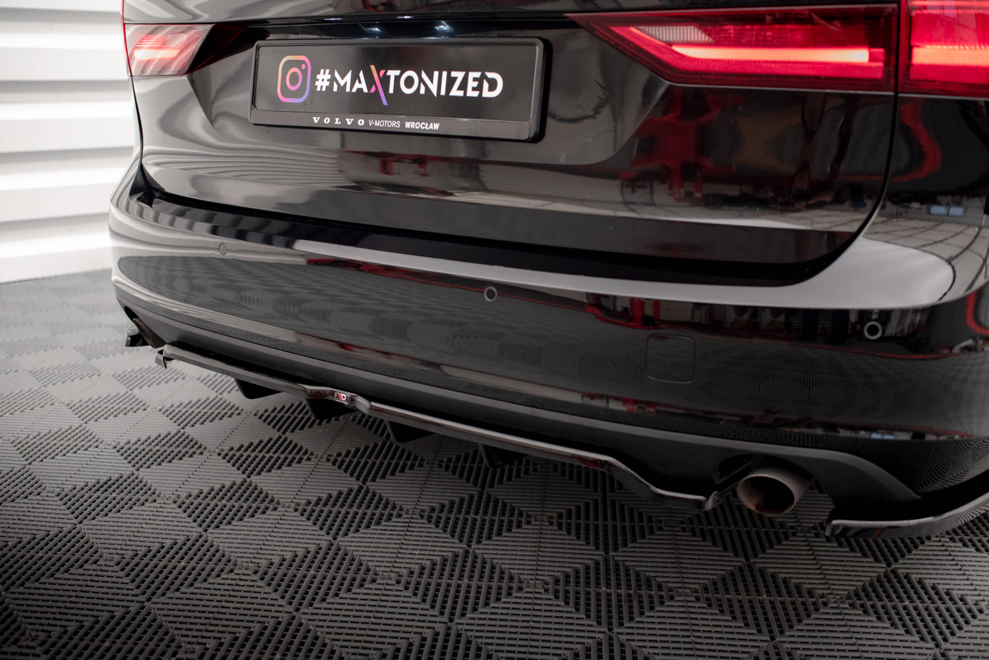 Street+ Mittlerer Diffusor RACE Heck Ansatz V.2 passend für Volvo V90 Mk2 schwarz Hochglanz