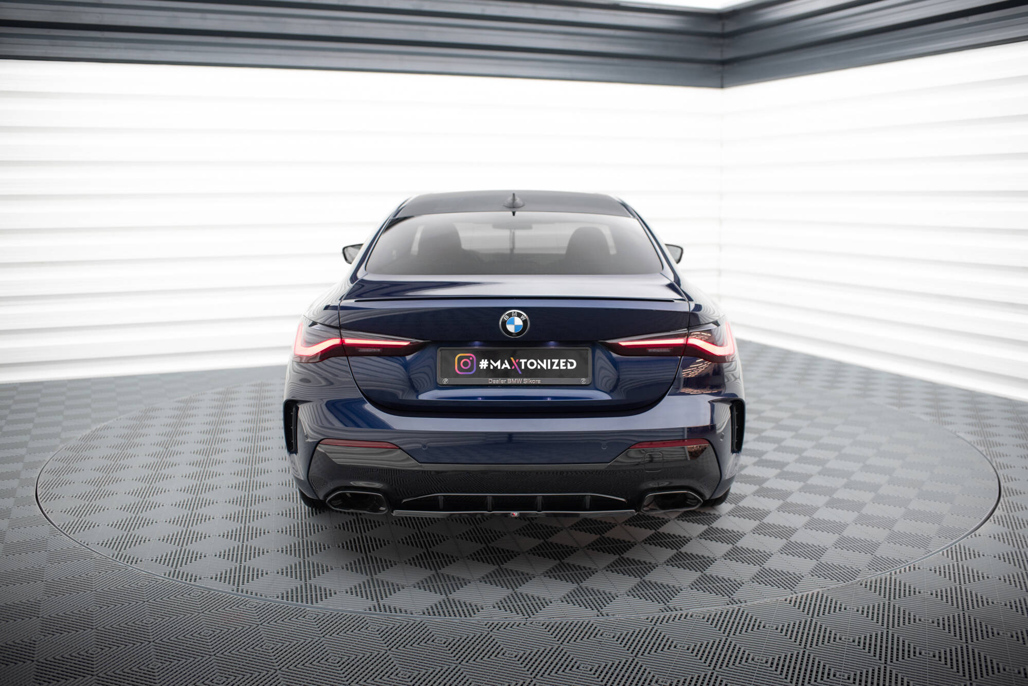 Street+ Mittlerer Diffusor Heck Ansatz passend für BMW 4er M440i G22 / G23 / G22 FL / G23 FL schwarz Hochglanz