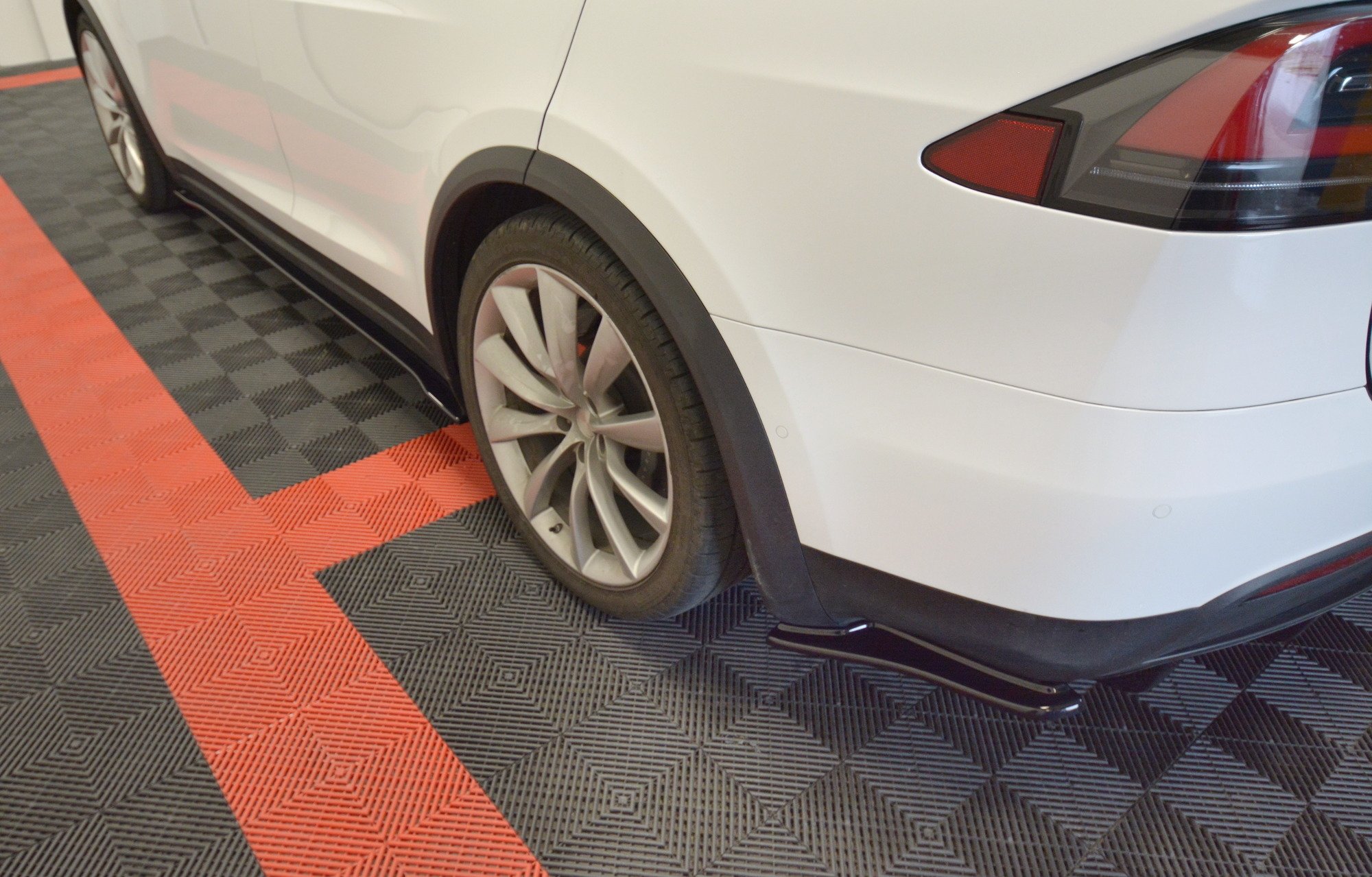 Diffusor Flaps V.1 passend für Tesla MODEL X schwarz Hochglanz
