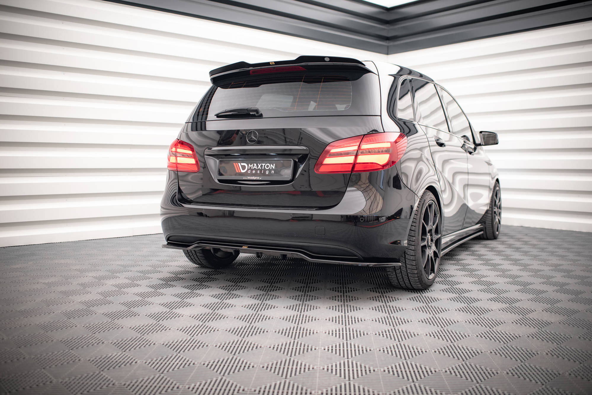 Street+ Mittlerer Diffusor RACE Heck Ansatz passend für Mercedes B W246 FL schwarz Hochglanz