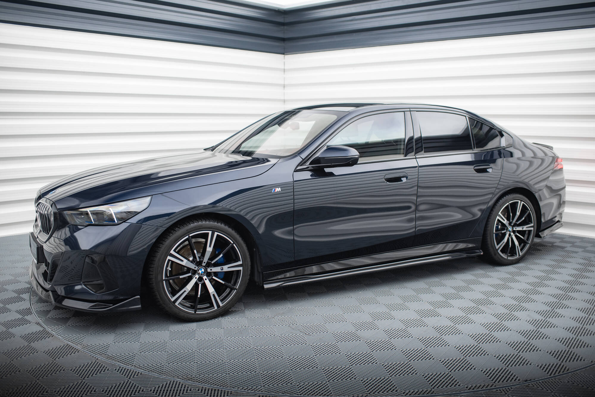Street+ Seitenschweller Leisten V.1 passend für BMW 5er M-Paket Limousine / Touring G60 / G61 schwarz Hochglanz