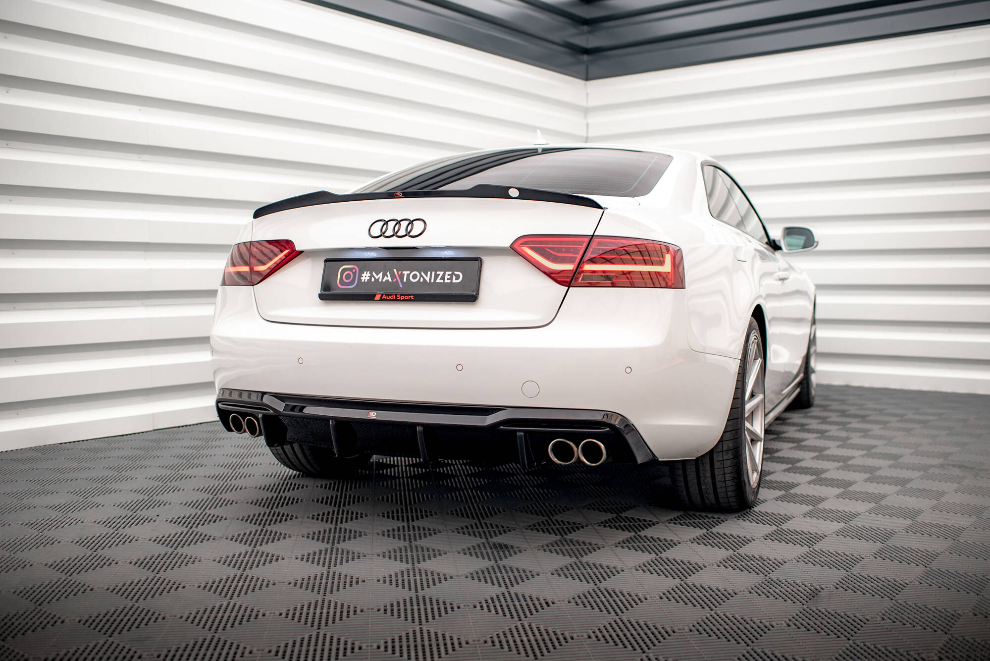 Street+ Heck Ansatz Diffusor passend für Audi A5 Sportback 8T FL Doppelauspuff li. re. schwarz Hochglanz