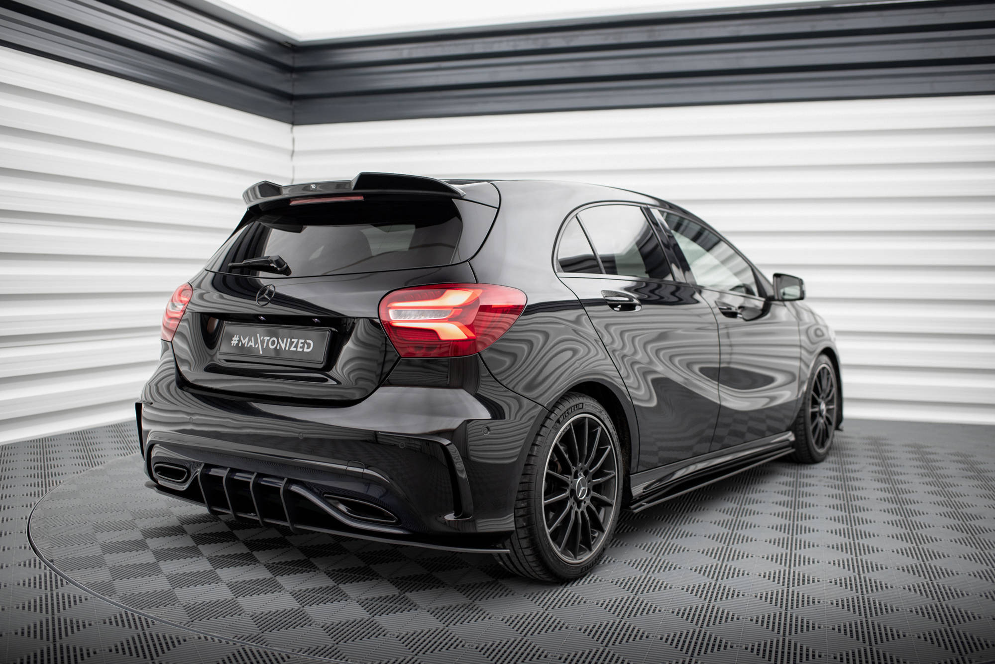 Street Pro Heckschürze Heck Ansatz Diffusor passend für Mercedes A AMG-Line W176 FL schwarz-rot