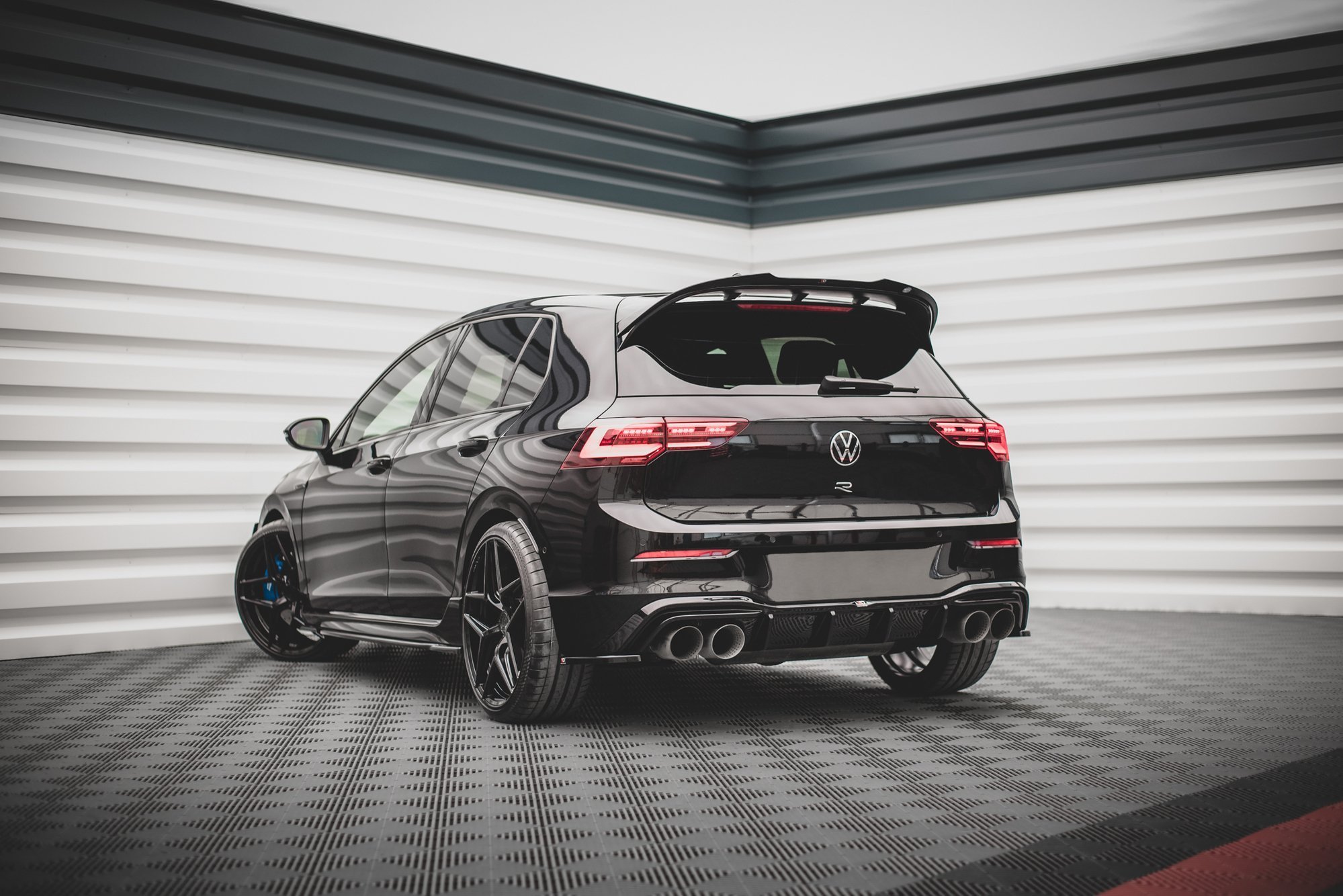 Street+ Heck Ansatz Flaps V.4 passend für VW Golf R Hatchback Mk8 FL schwarz Hochglanz